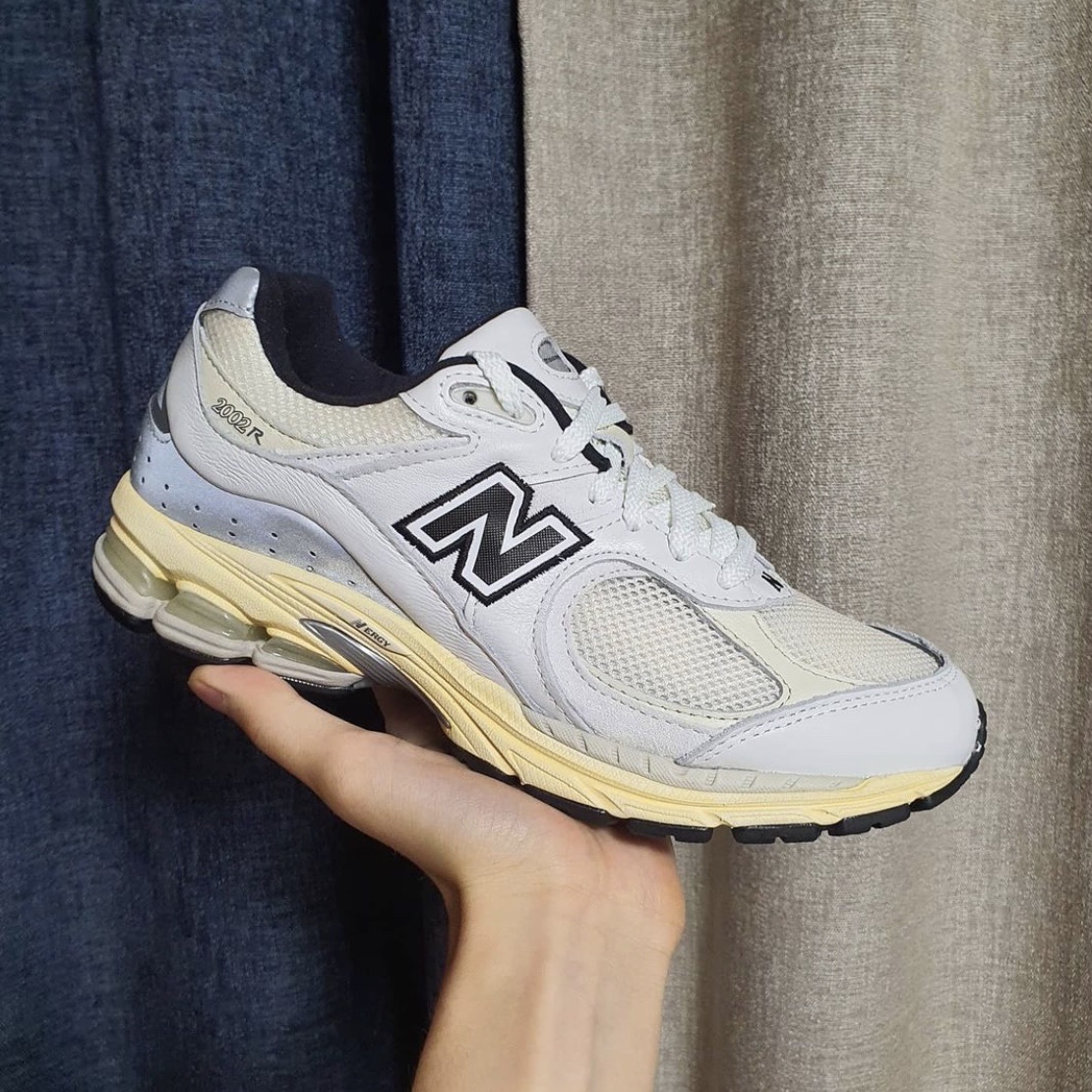 New Balance x Thisisneverthat 2002R White 착용 스타일