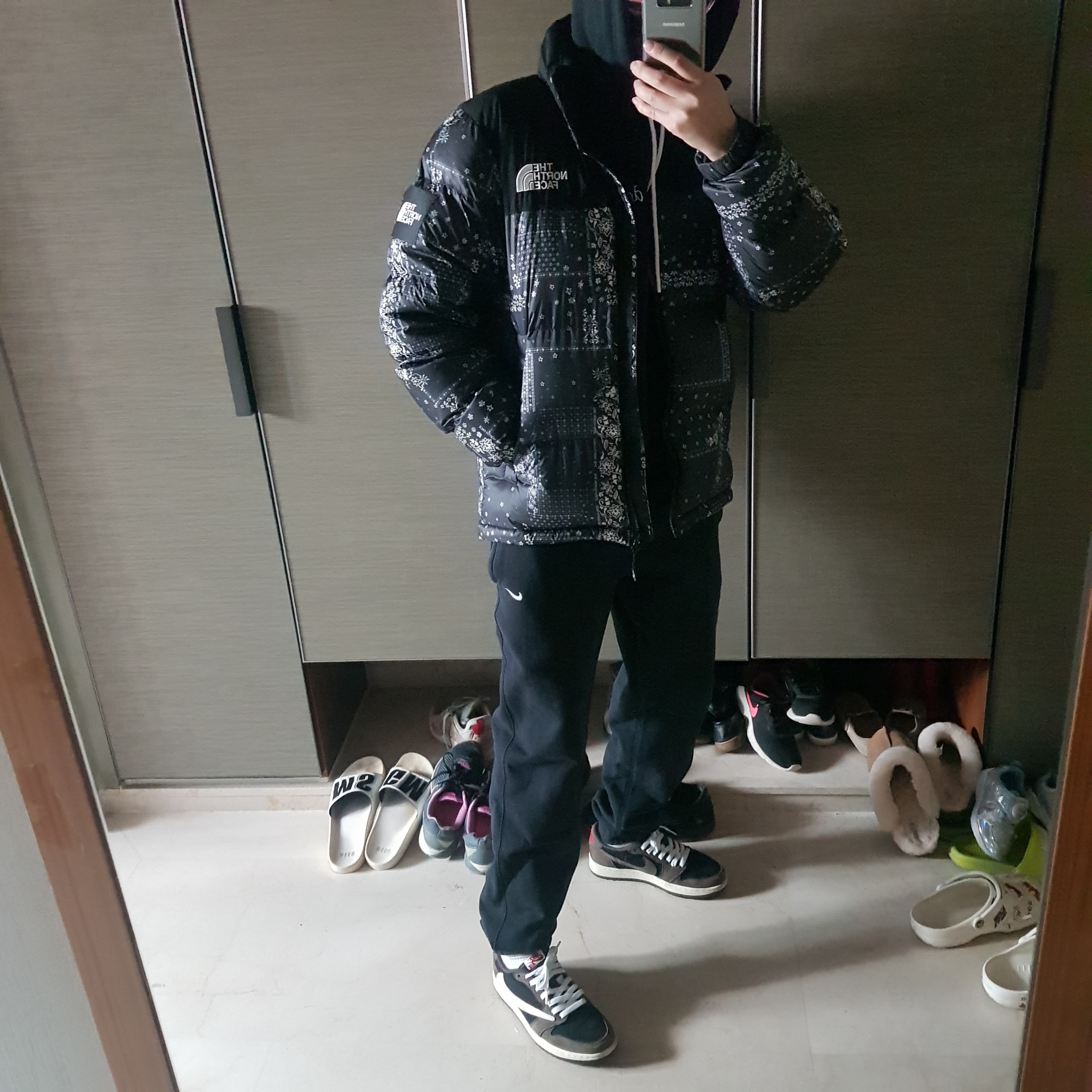 The North Face White Label Bandana Nuptse Black, Jordan 1 x Travis Scott Retro Low OG SP Mocha 착용 스타일