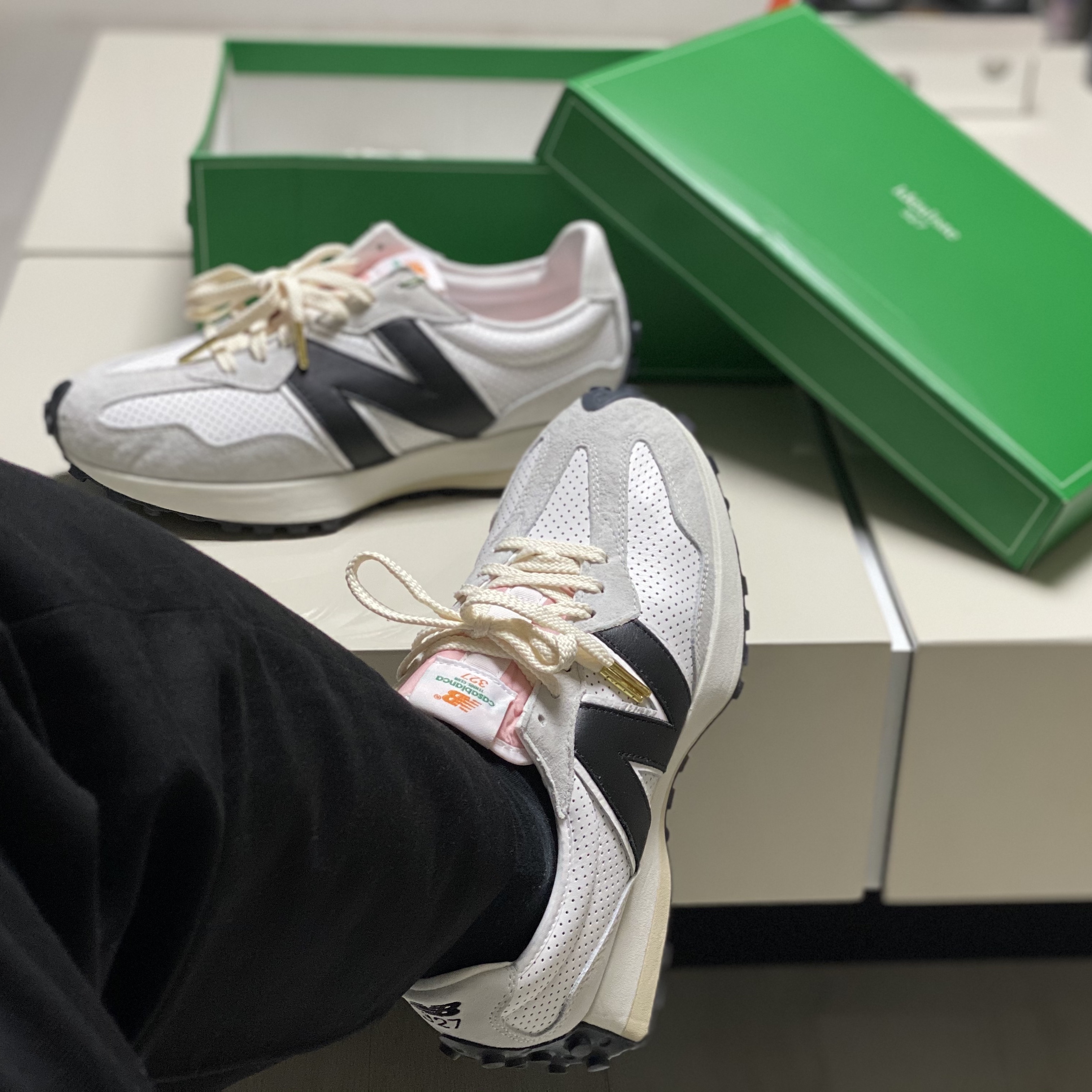 New Balance x Casablanca 327 Idealist Black Grey Pink 착용 스타일 - 1