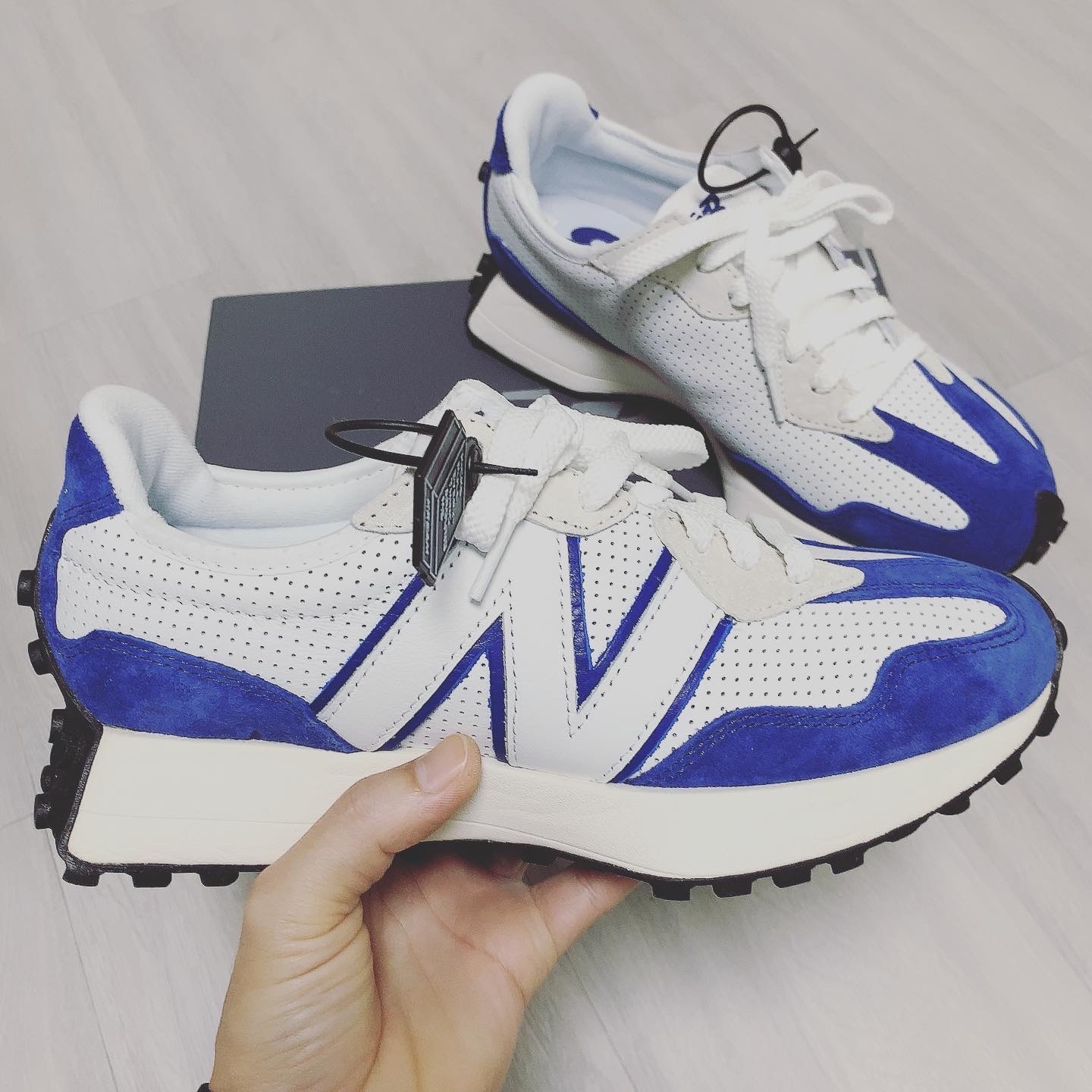 New Balance 327 Primary Pack Blue 착용 스타일 - 1