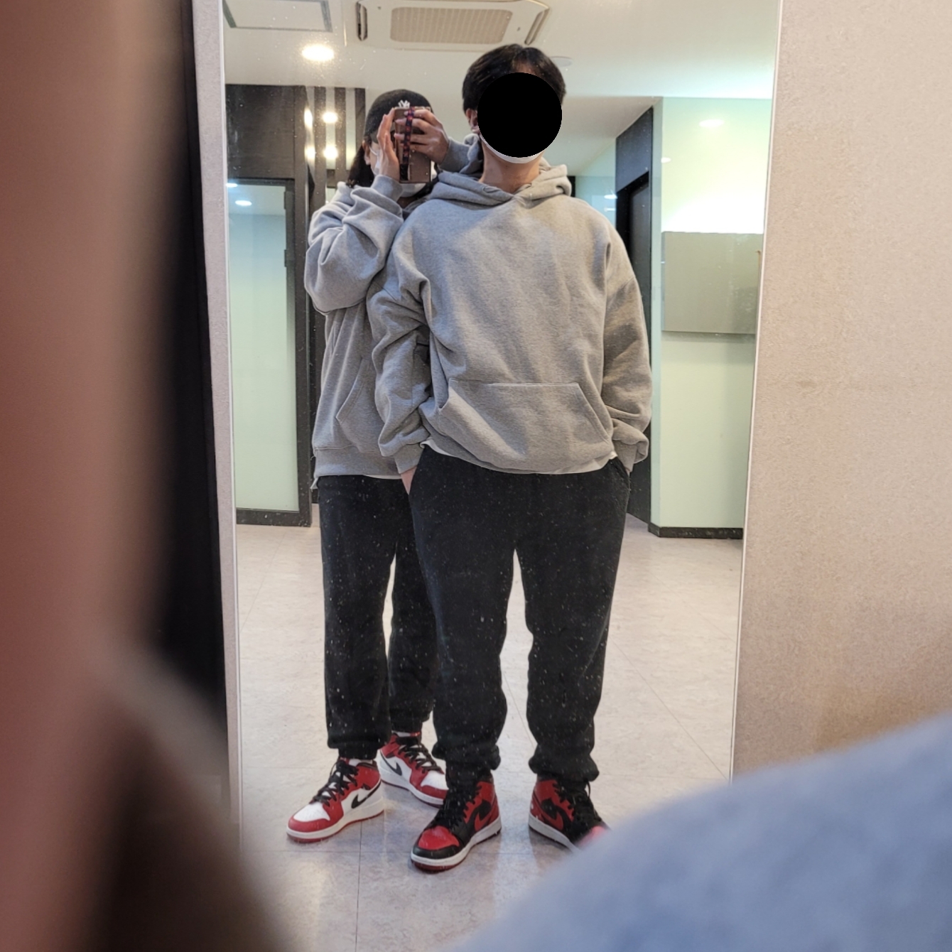 (GS) Jordan 1 Mid White Gym Red Black, Jordan 1 Mid Bred Banned 2020 착용 스타일 - 1