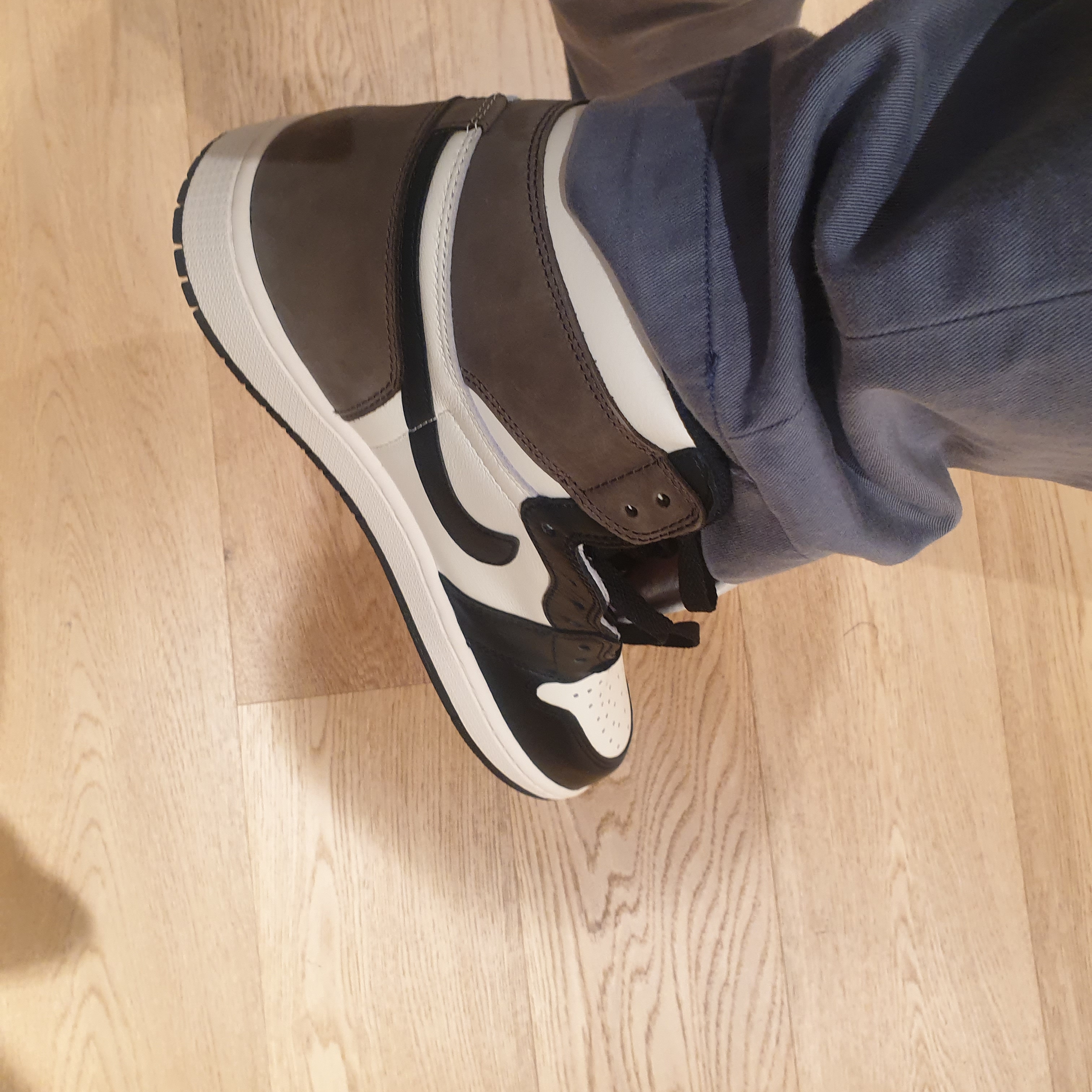 Jordan 1 Retro High OG Black Mocha 착용 스타일 - 2