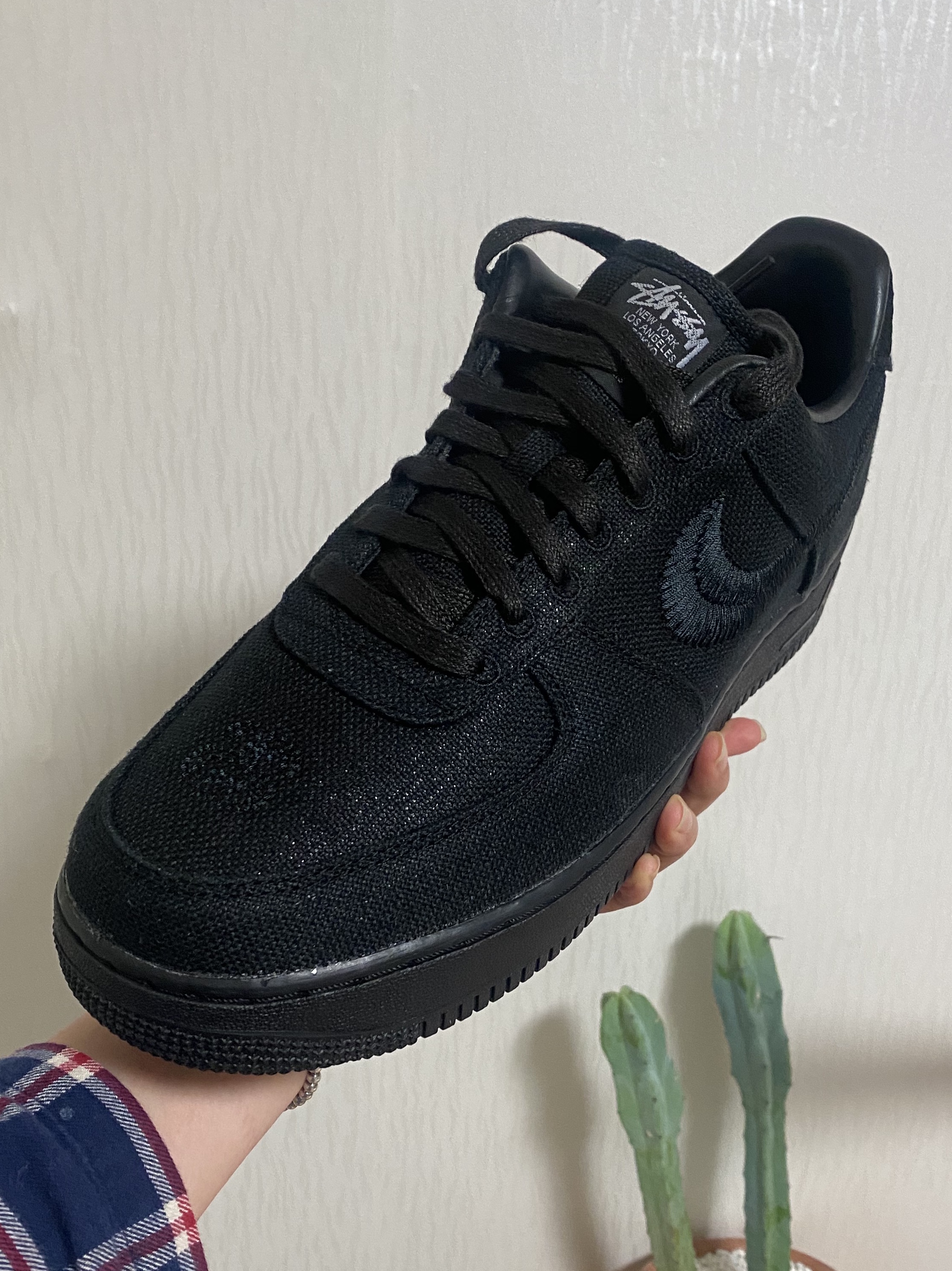 Nike x Stussy Air Force 1 Low Triple Black 착용 스타일 - 3