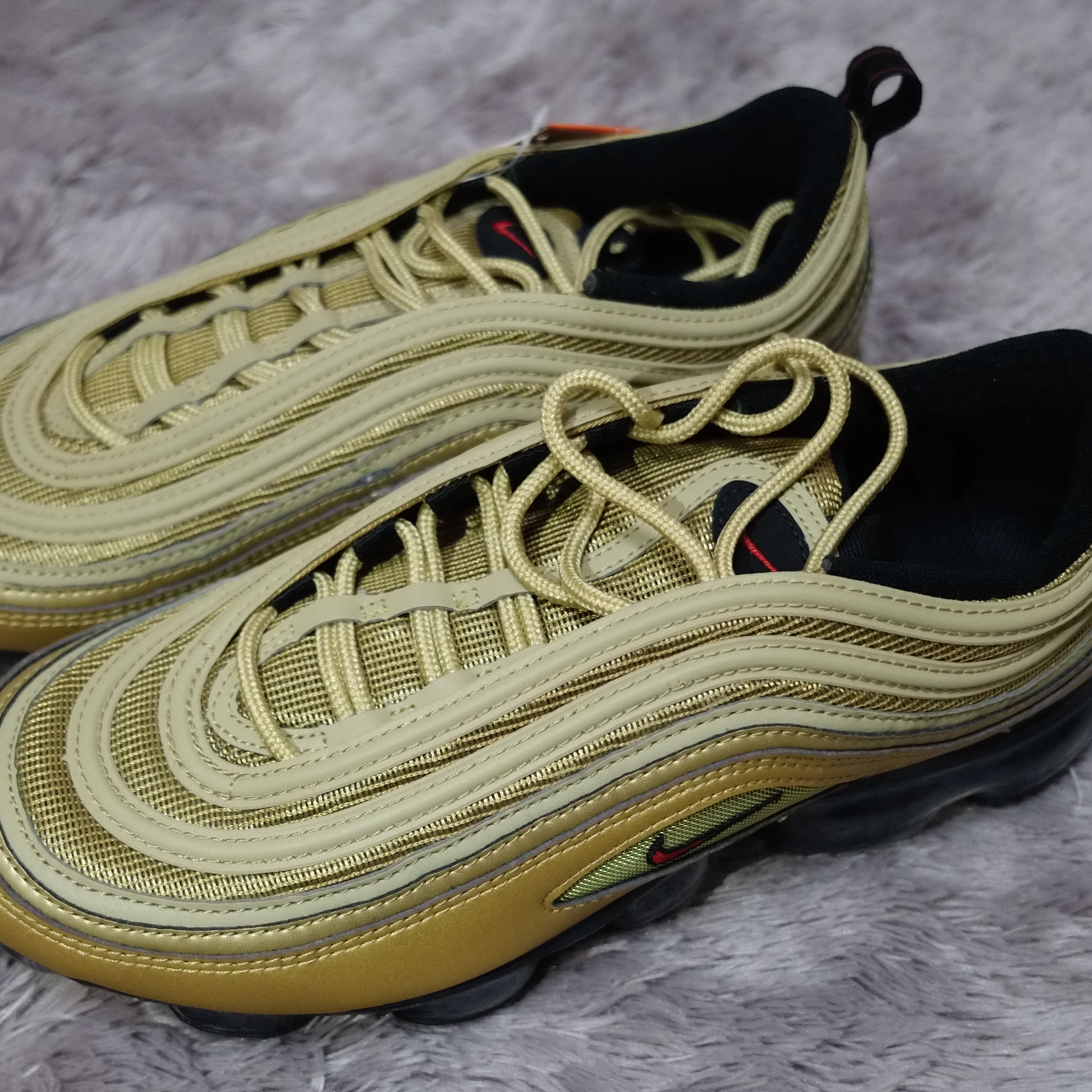 Nike Air VaporMax 97 Metallic Gold 착용 스타일 - 4