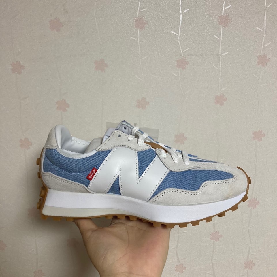 (W) New Balance x Levi's 327 Blue - Levi's Tag 착용 스타일
