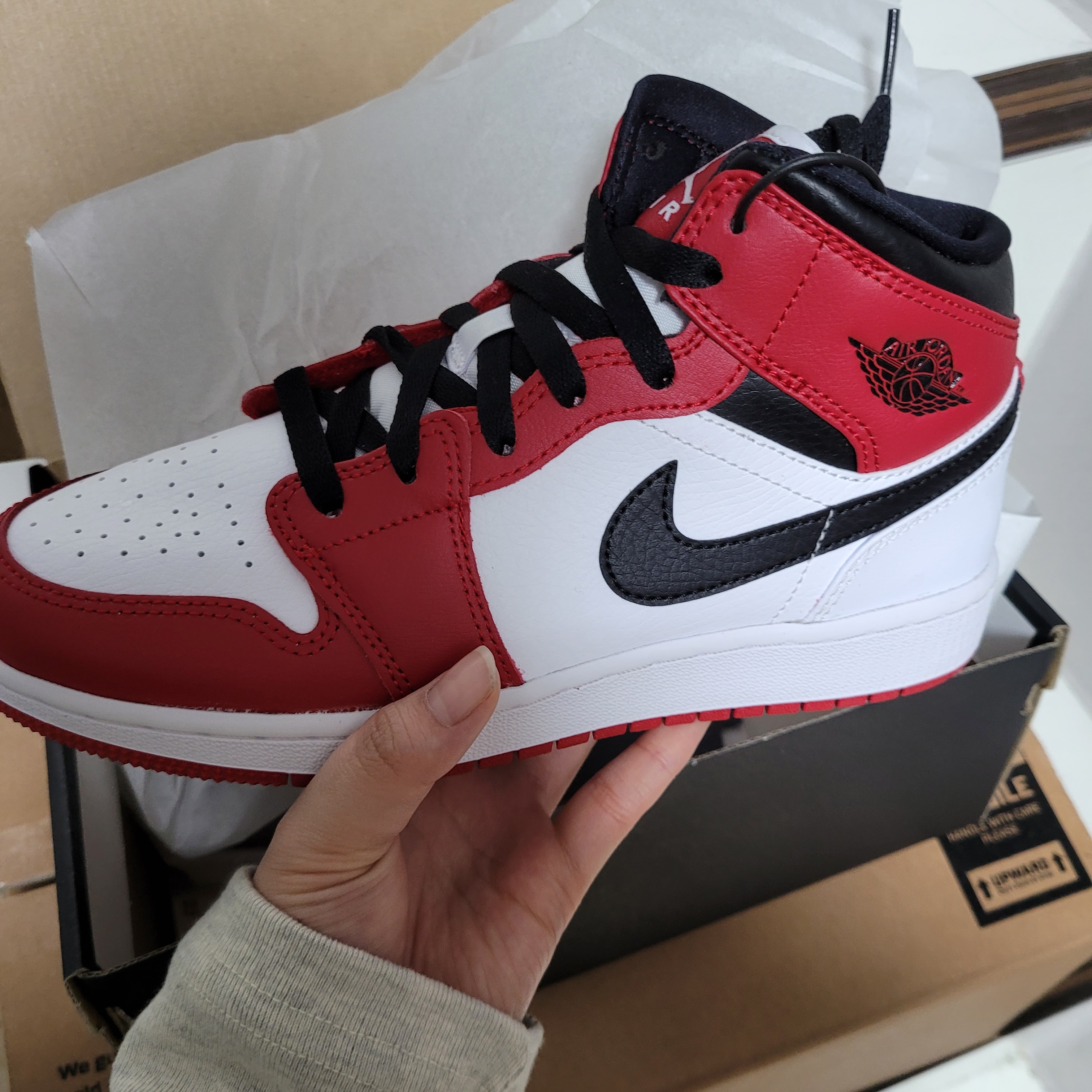(GS) Jordan 1 Mid White Gym Red Black, Jordan 1 Mid Bred Banned 2020 착용 스타일 - 3