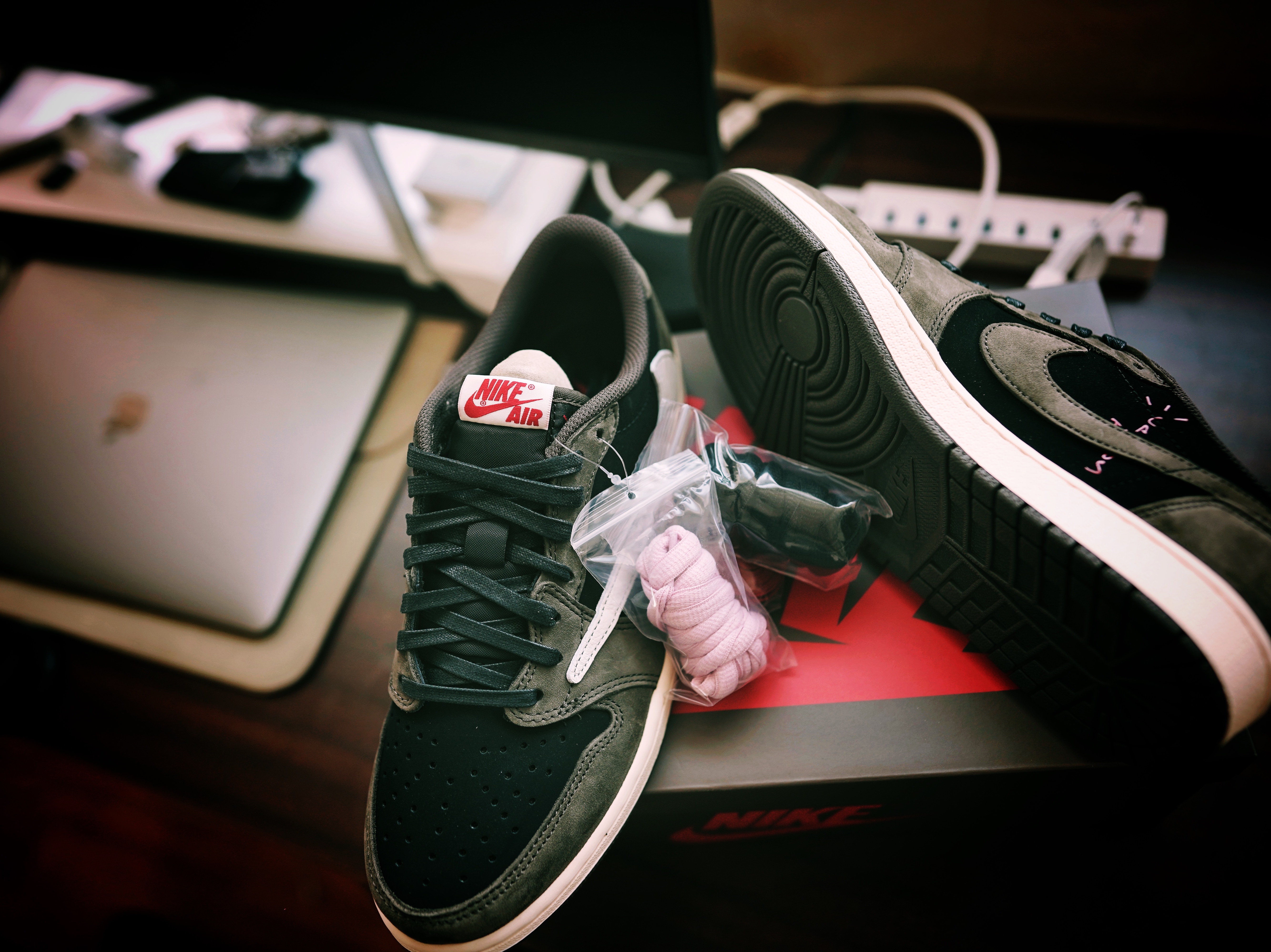 Jordan 1 x Travis Scott Retro Low OG SP Mocha 착용 스타일 - 1