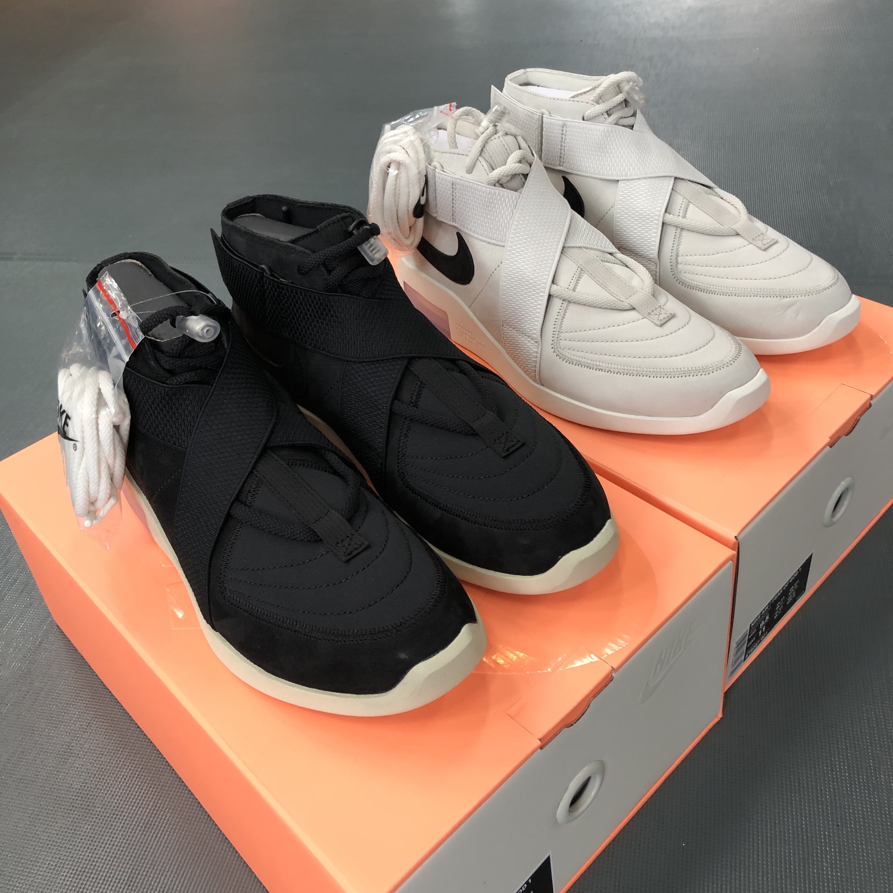 Nike x Fear of God Air Fear of God Raid Black, Nike x Fear of God Air Fear of God Raid Light Bone 착용 스타일 - 1