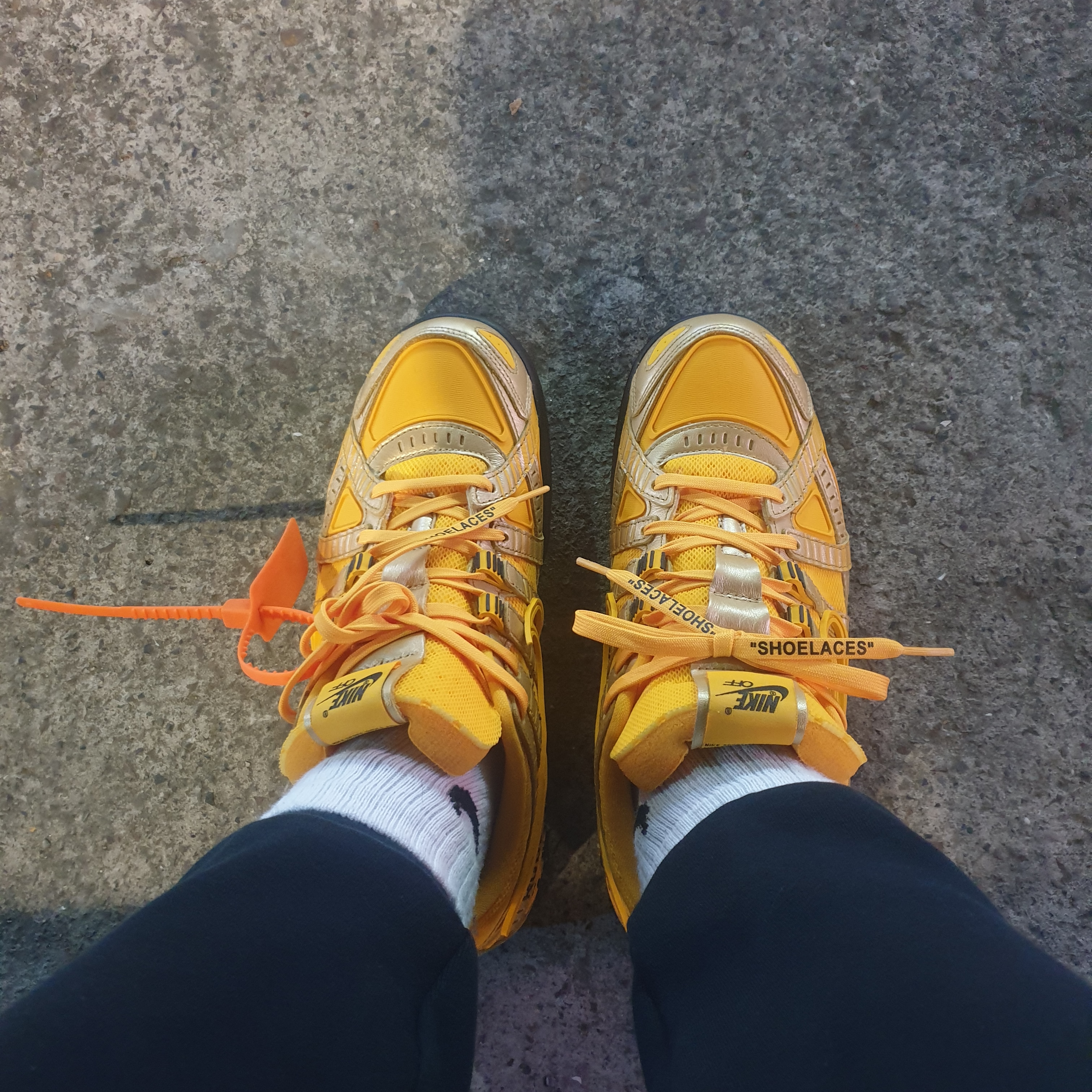 Nike x Off-White Air Rubber Dunk University Gold 착용 스타일