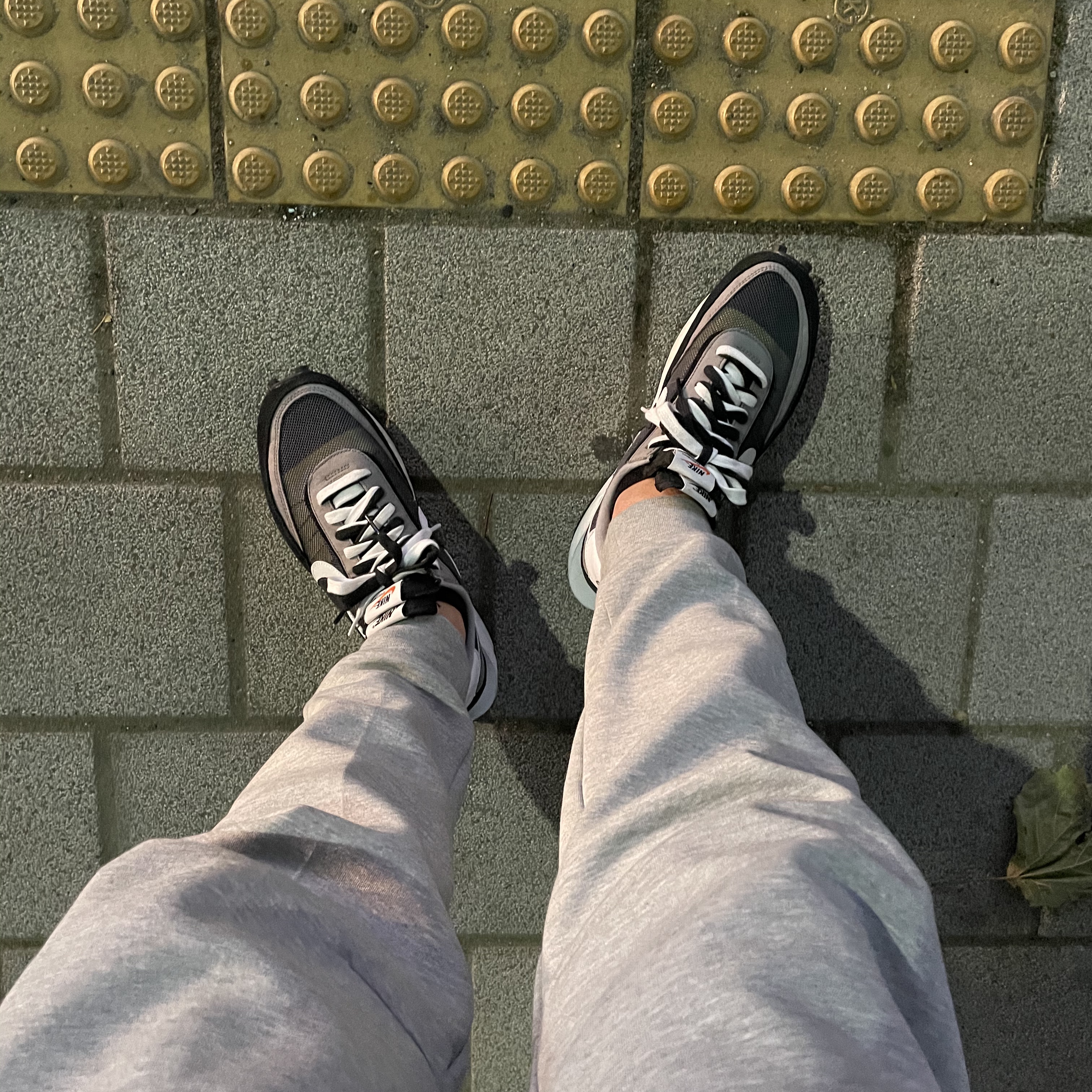 Nike x Sacai LDWaffle Black 착용 스타일 - 1