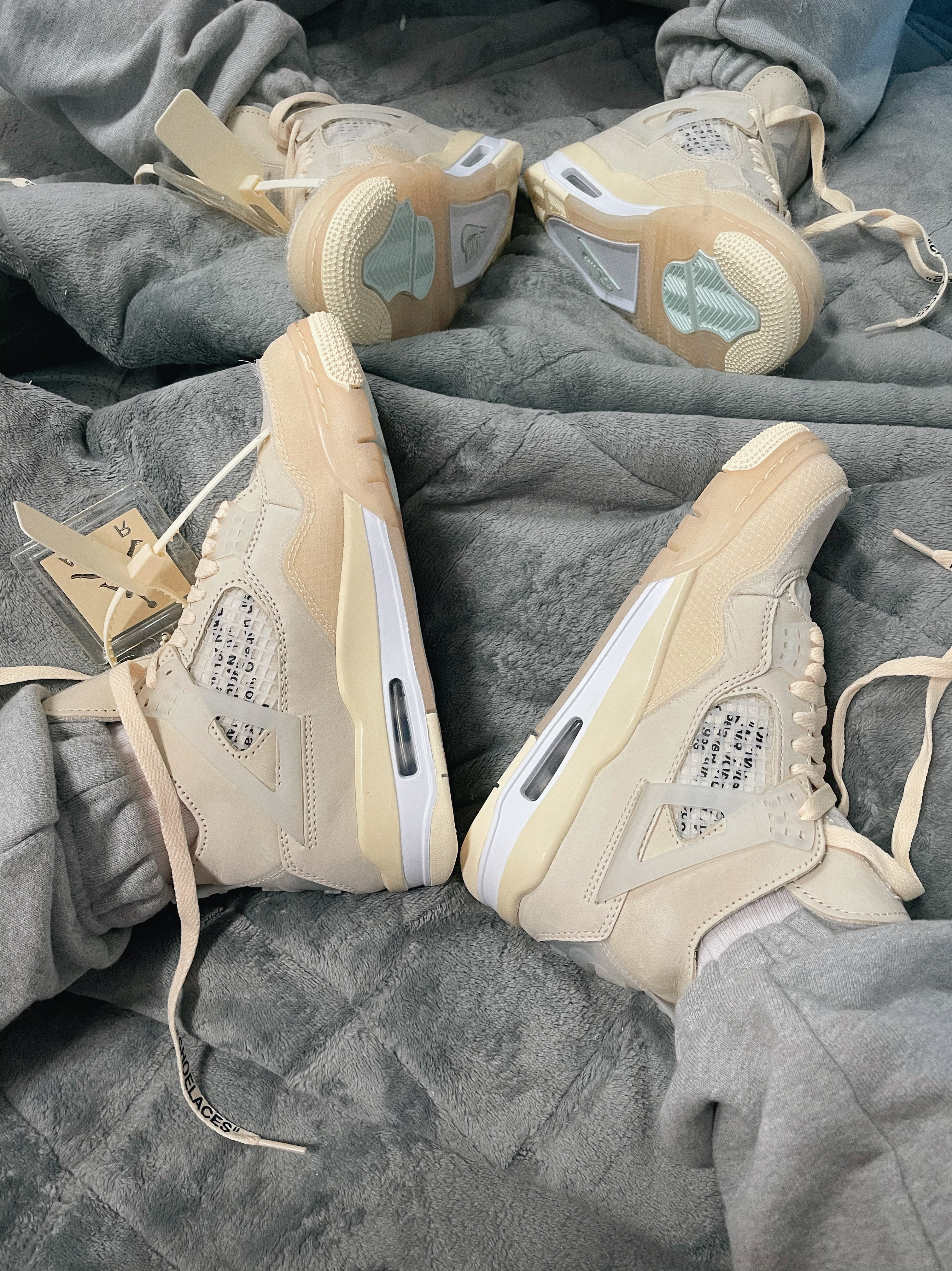 (W) Jordan 4 x Off-White Retro SP Sail 착용 스타일 - 1