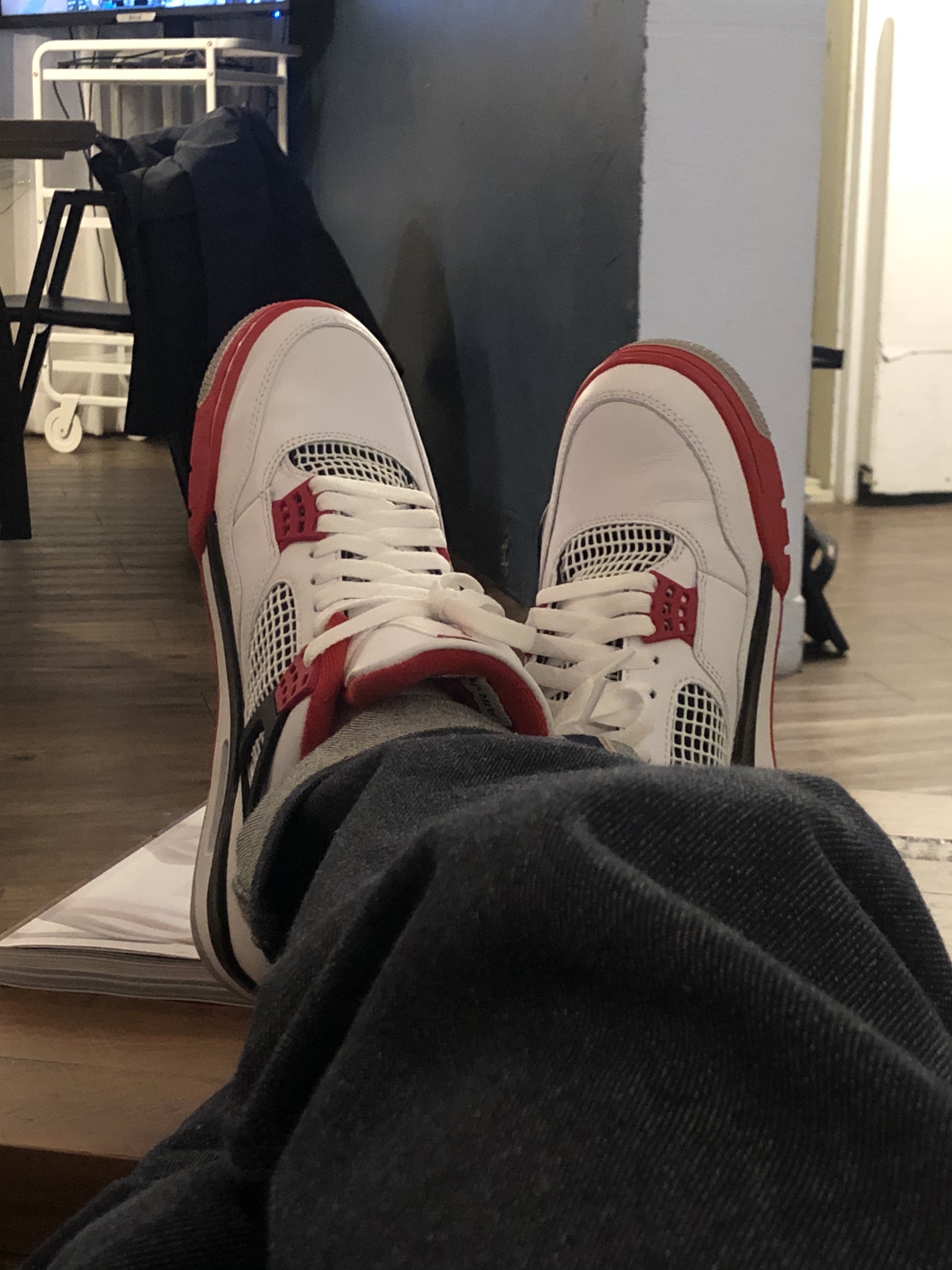 Jordan 4 Retro OG Fire Red 2020 착용 스타일 - 2