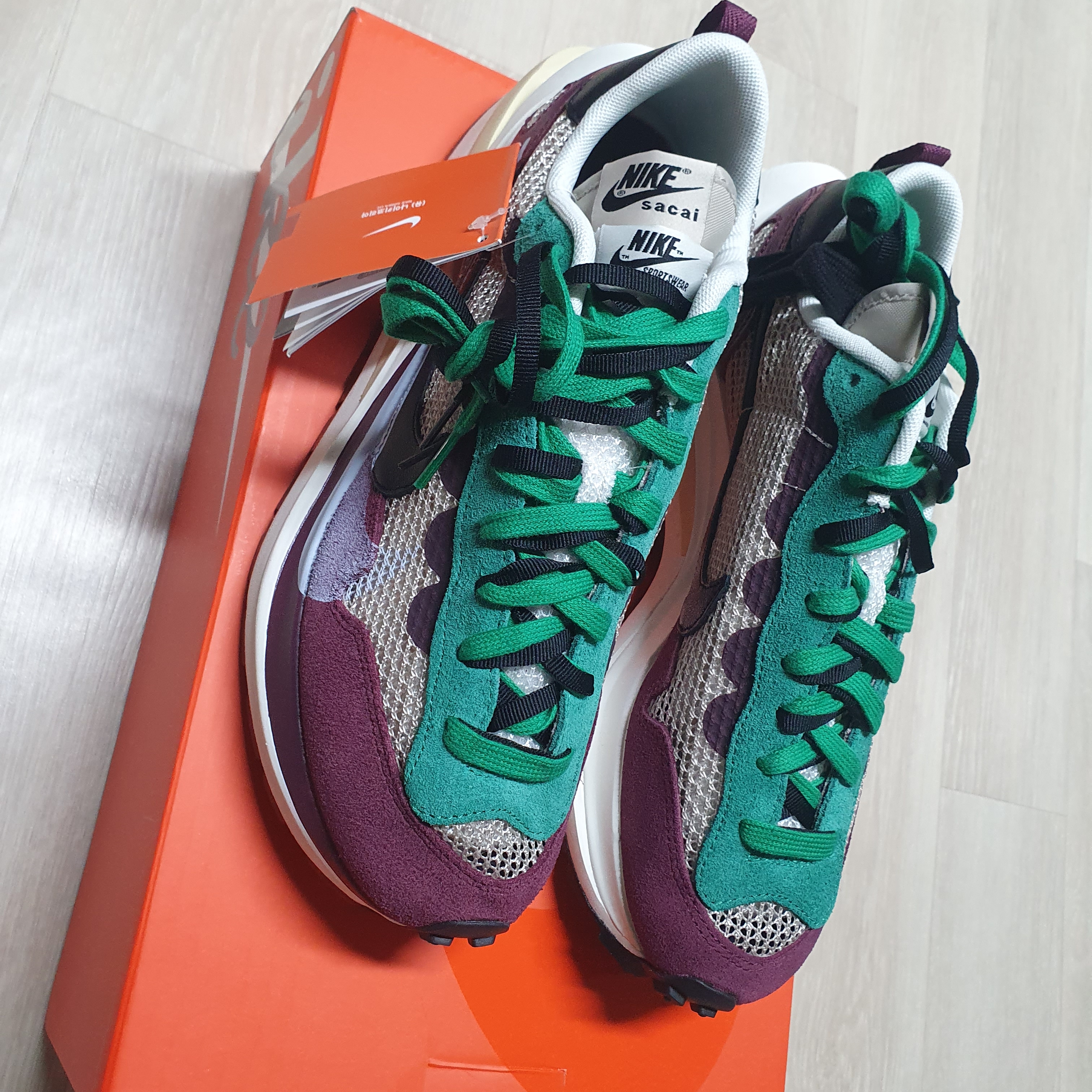 Nike x Sacai VaporWaffle String & Black Villain Red 착용 스타일 - 2