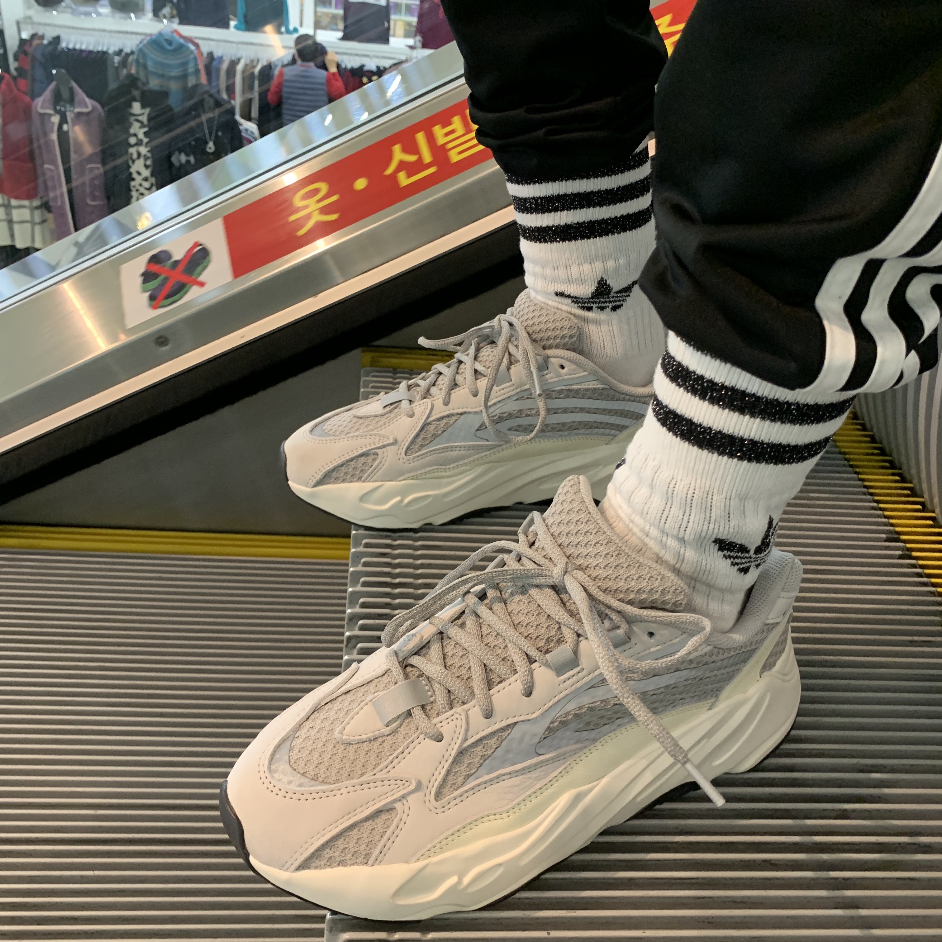 Adidas Yeezy Boost 700 V2 Static 2018 착용 스타일