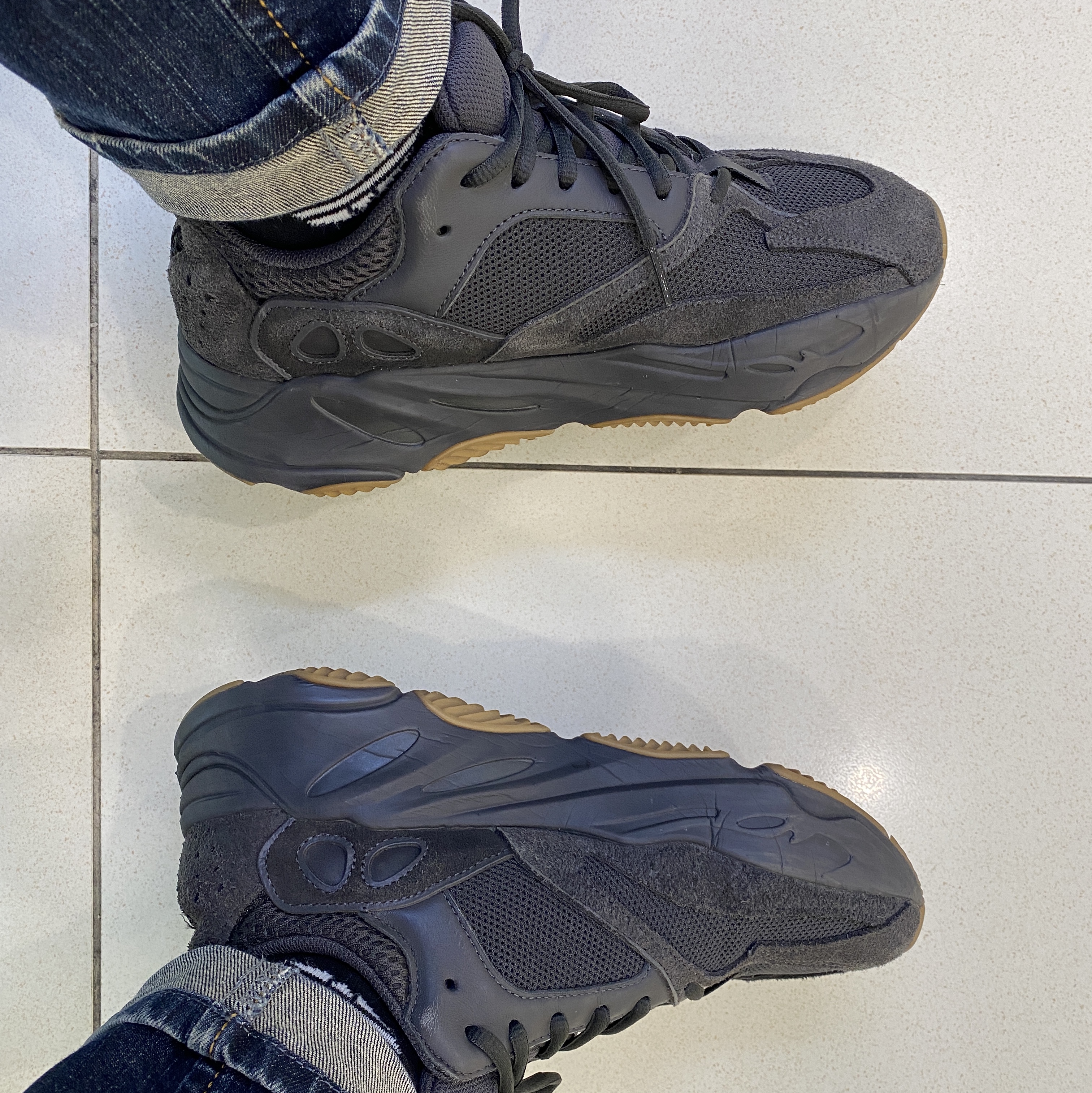 Adidas Yeezy Boost 700 Utility Black 착용 스타일 - 2