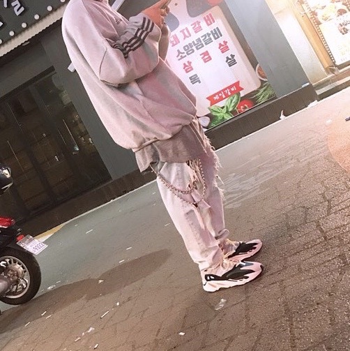 Adidas Yeezy Boost 700 Wave Runner Solid Grey 2017/2019 착용 스타일