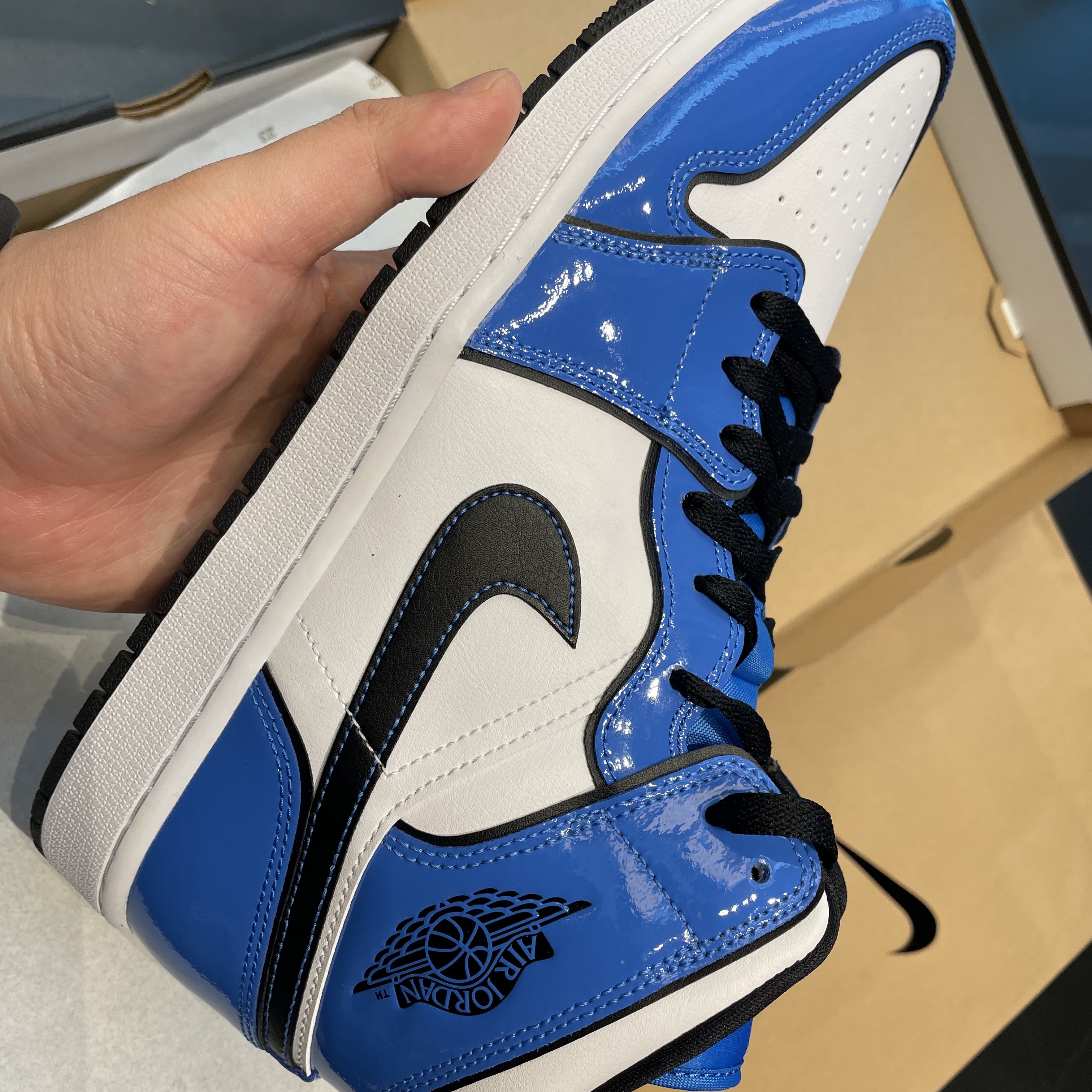 Jordan 1 Mid SE Signal Blue 착용 스타일 - 2