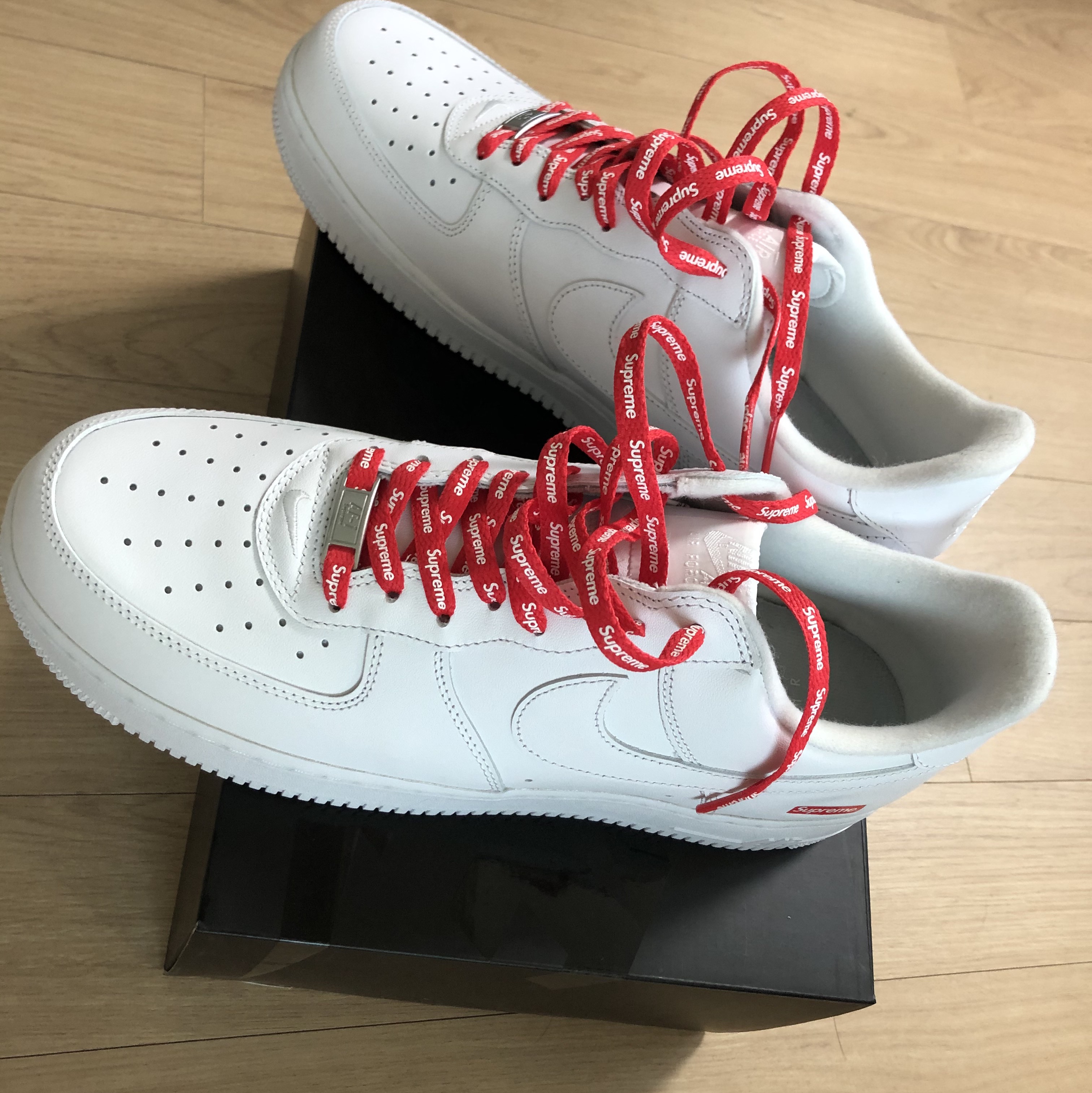 Nike x Supreme Air Force 1 Low White 착용 스타일