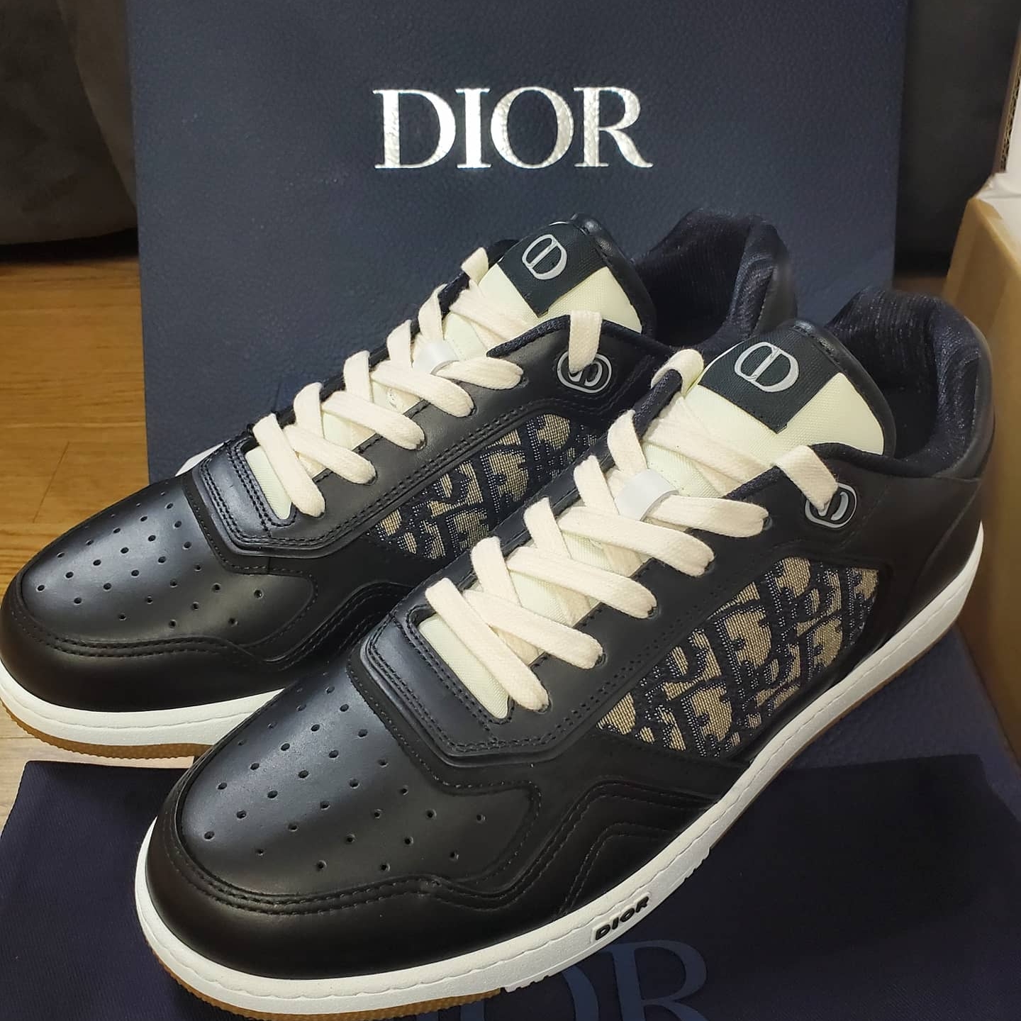 Dior B27 Mid-Top Sneakers Gray 착용 스타일 - 1