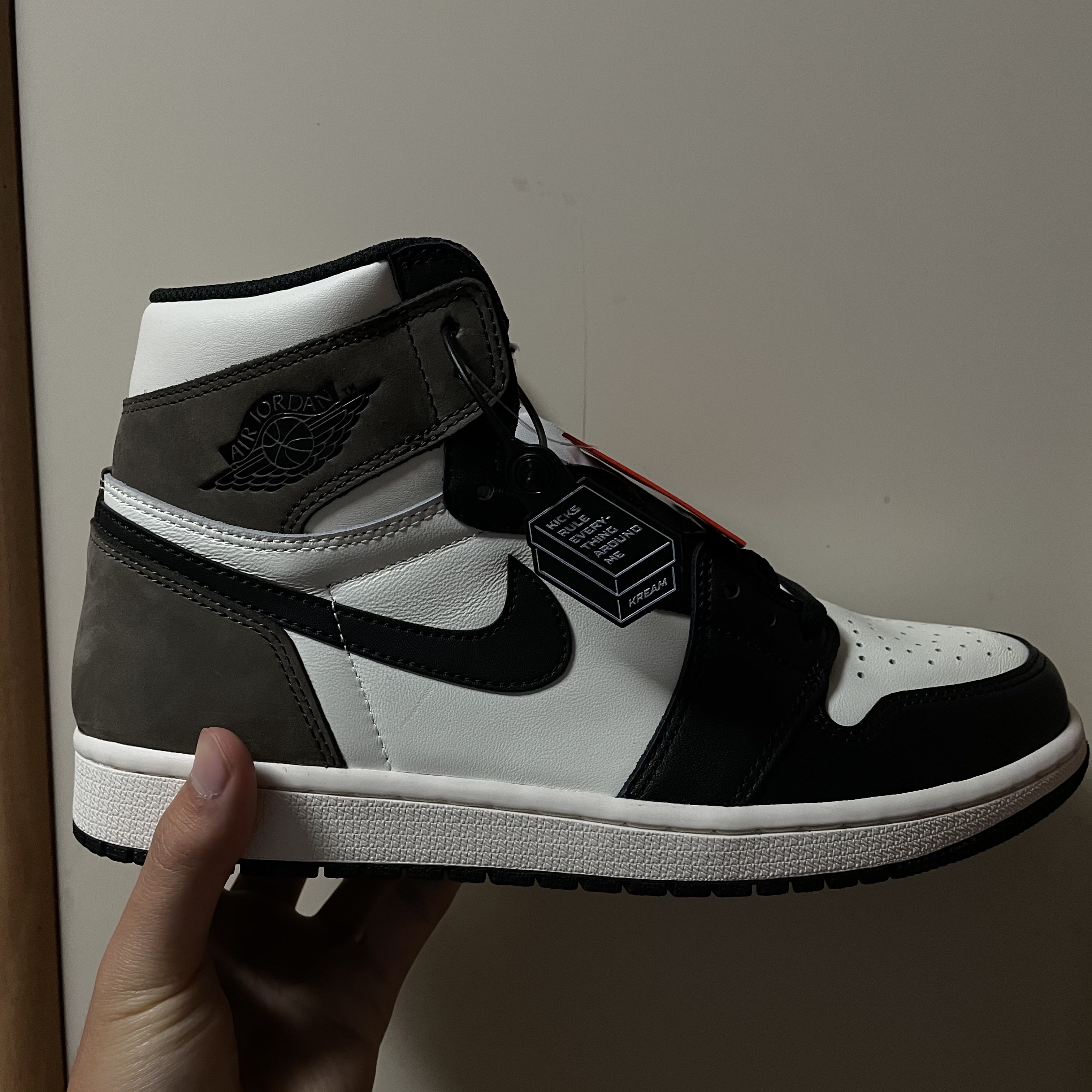 Jordan 1 Retro High OG Black Mocha 착용 스타일 - 3