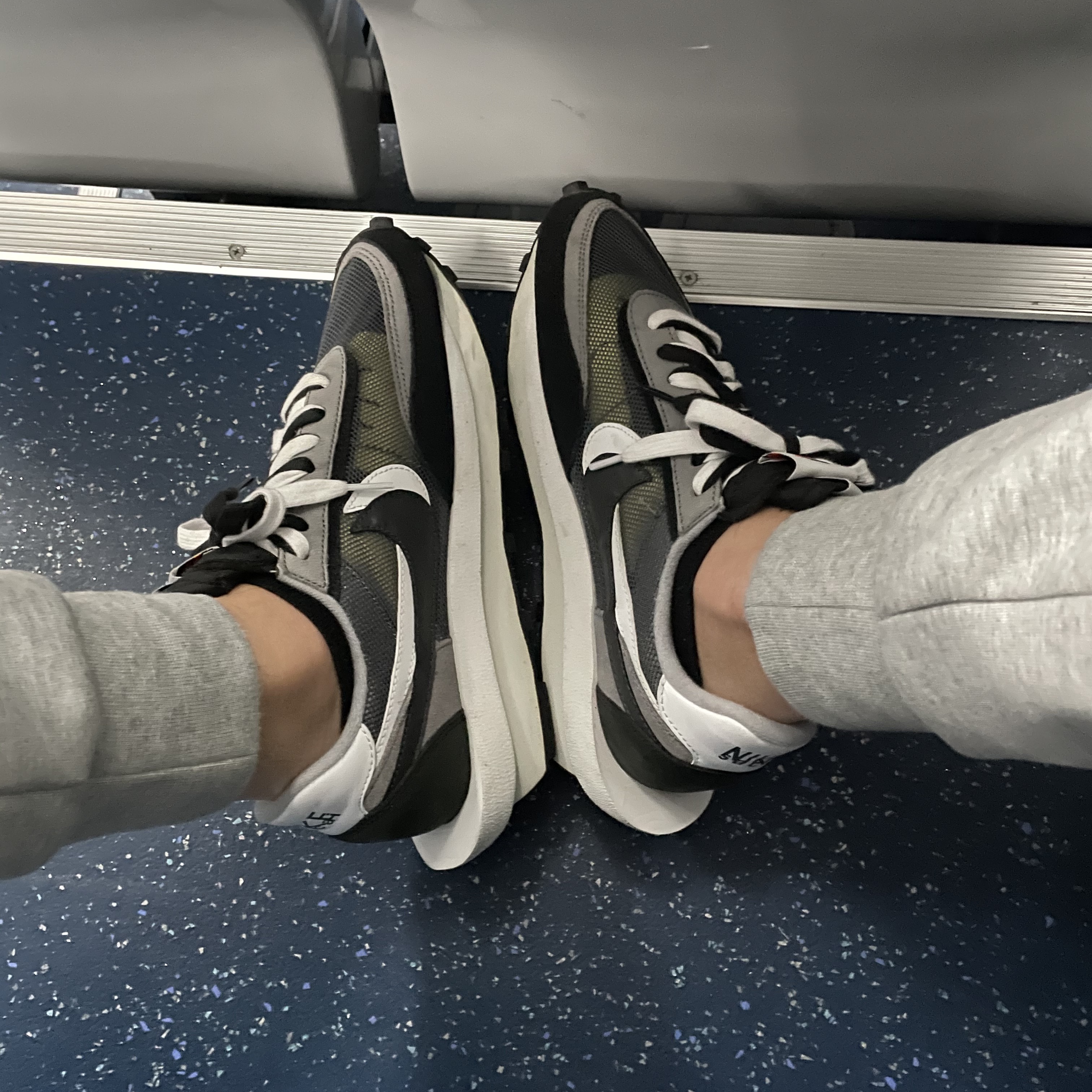 Nike x Sacai LDWaffle Black 착용 스타일 - 2