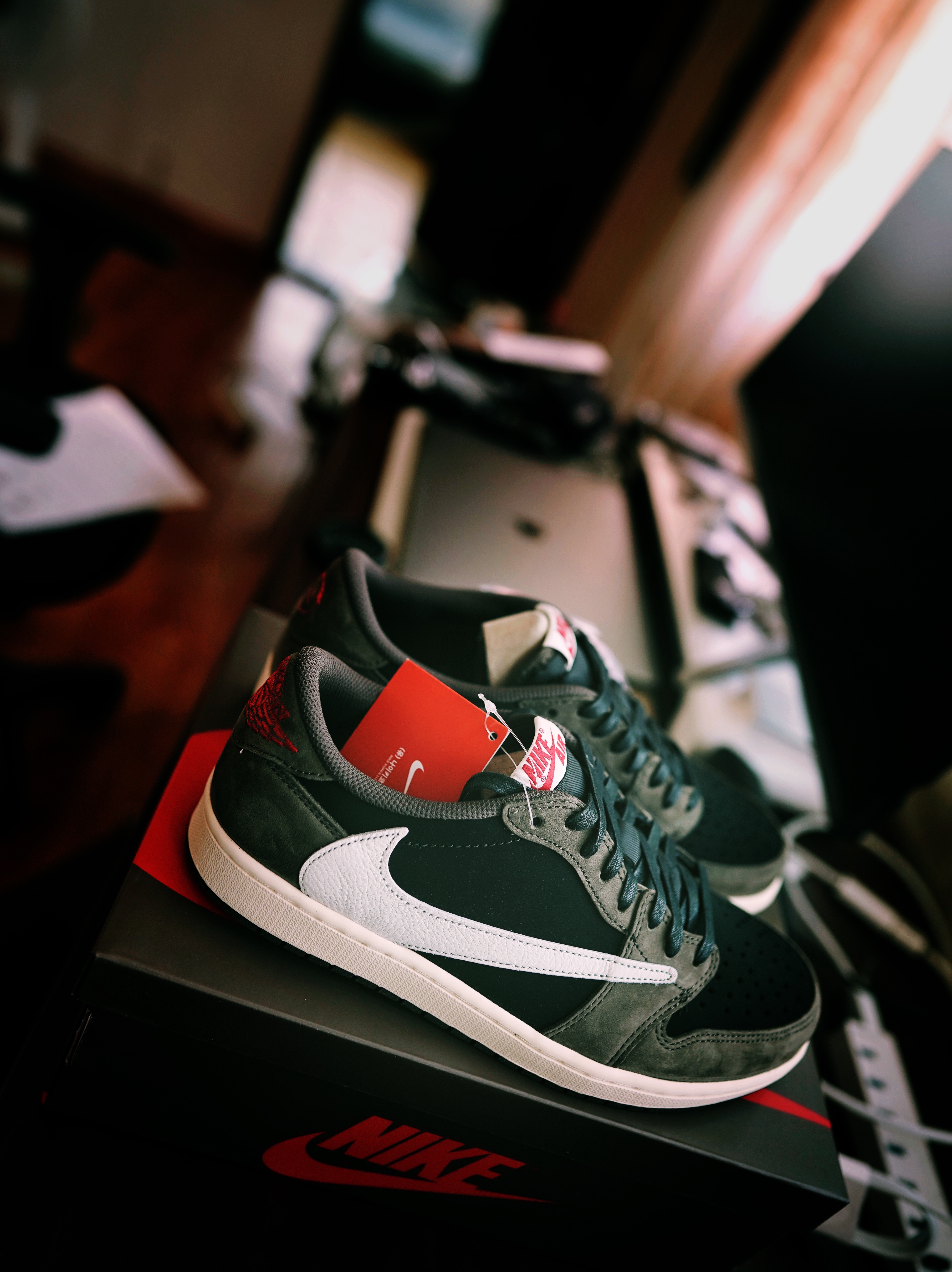 Jordan 1 x Travis Scott Retro Low OG SP Mocha 착용 스타일 - 1