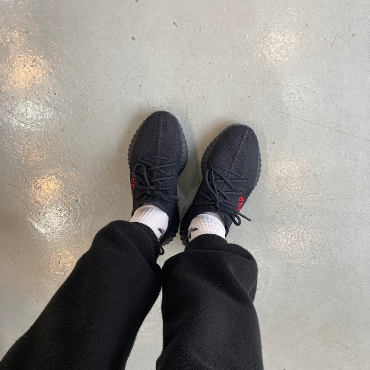 Adidas Yeezy Boost 350 V2 Black Red 2020 착용 스타일