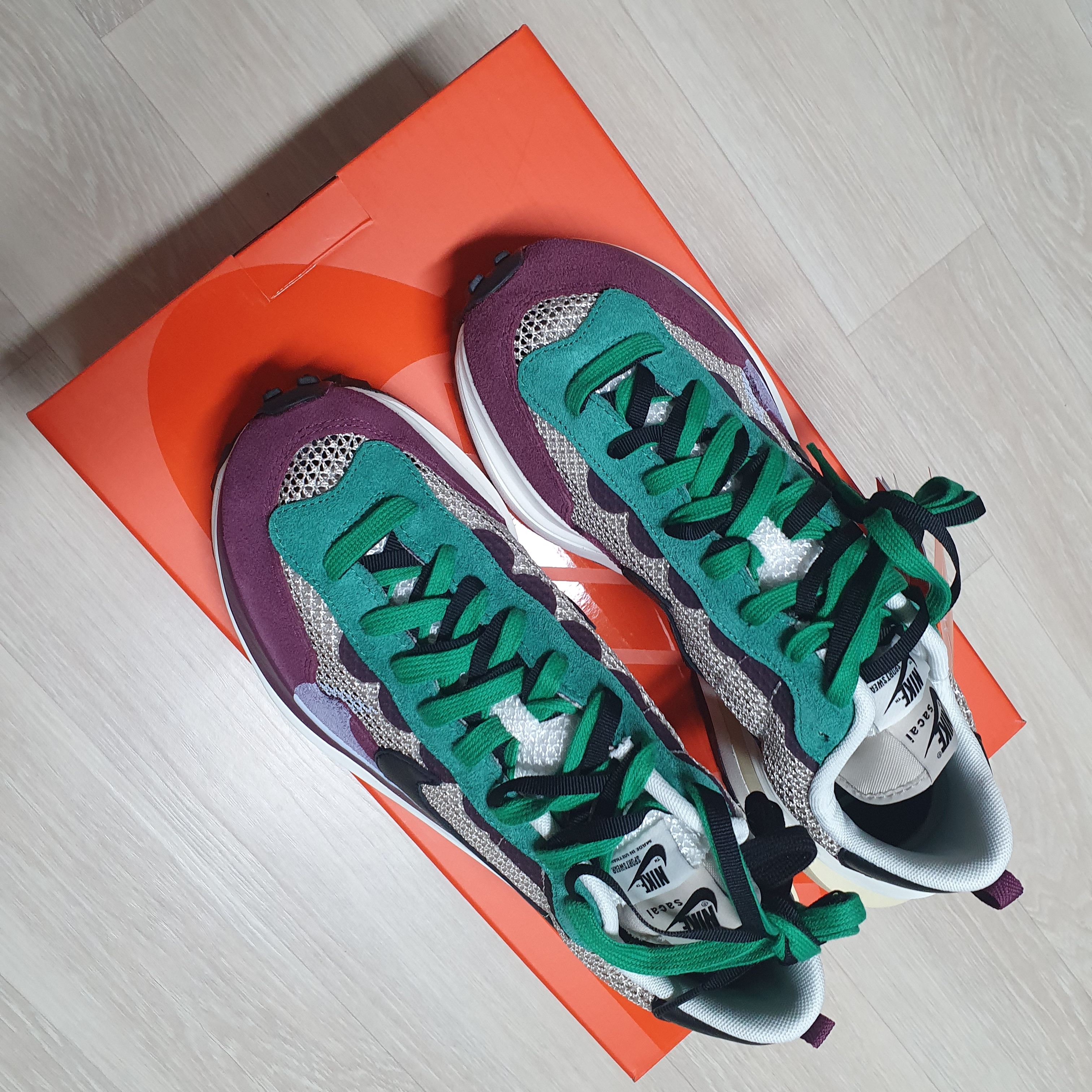 Nike x Sacai VaporWaffle String & Black Villain Red 착용 스타일 - 3
