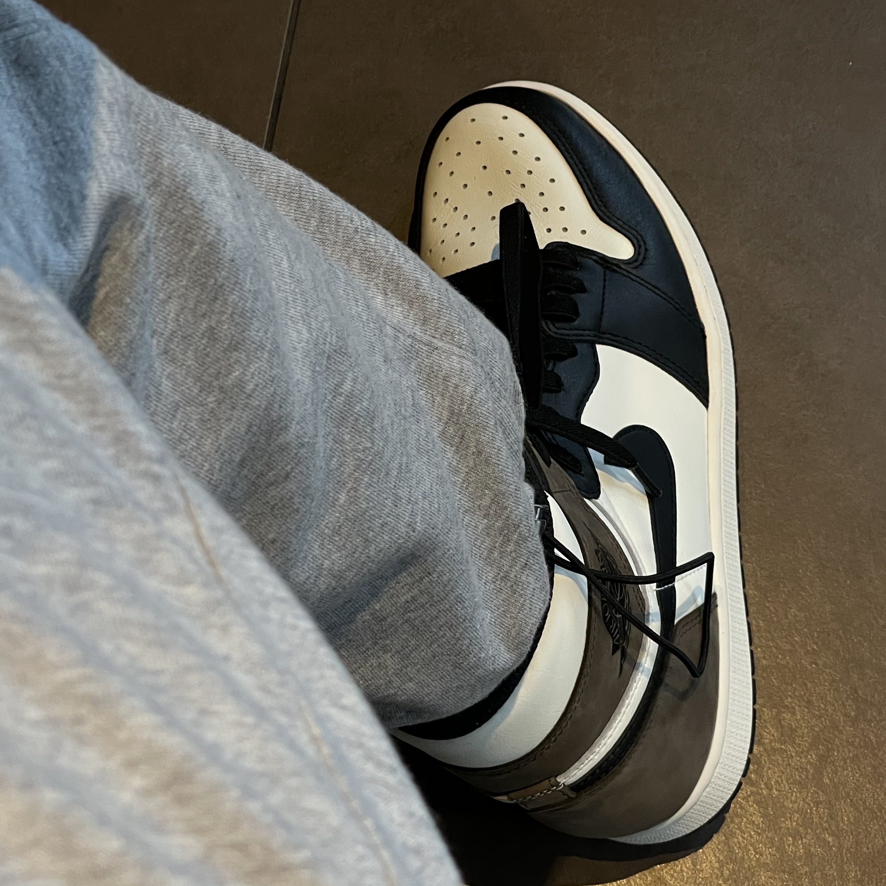 Jordan 1 Retro High OG Black Mocha 착용 스타일 - 4