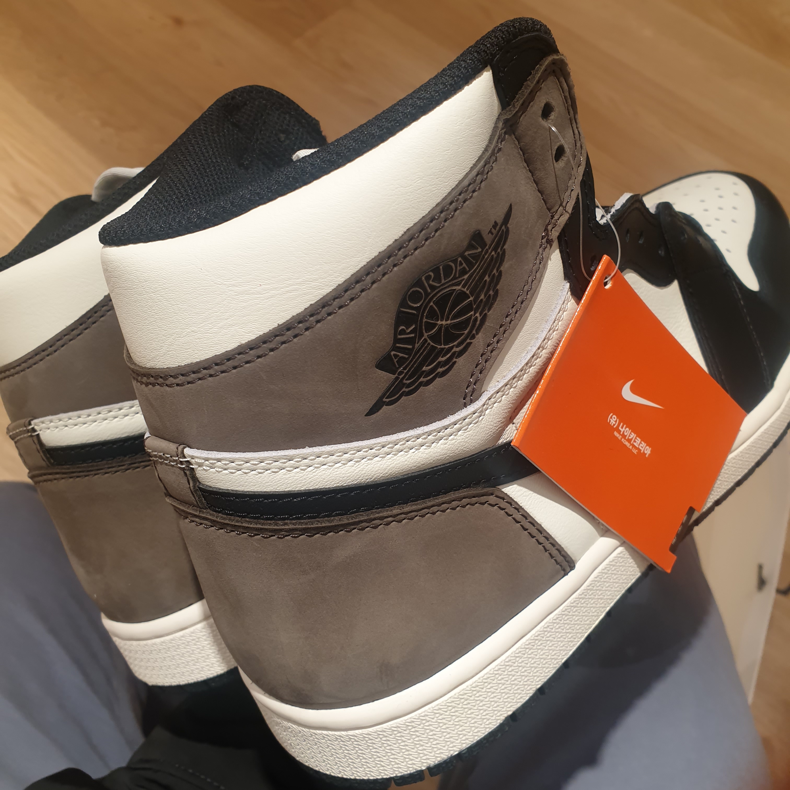 Jordan 1 Retro High OG Black Mocha 착용 스타일 - 4