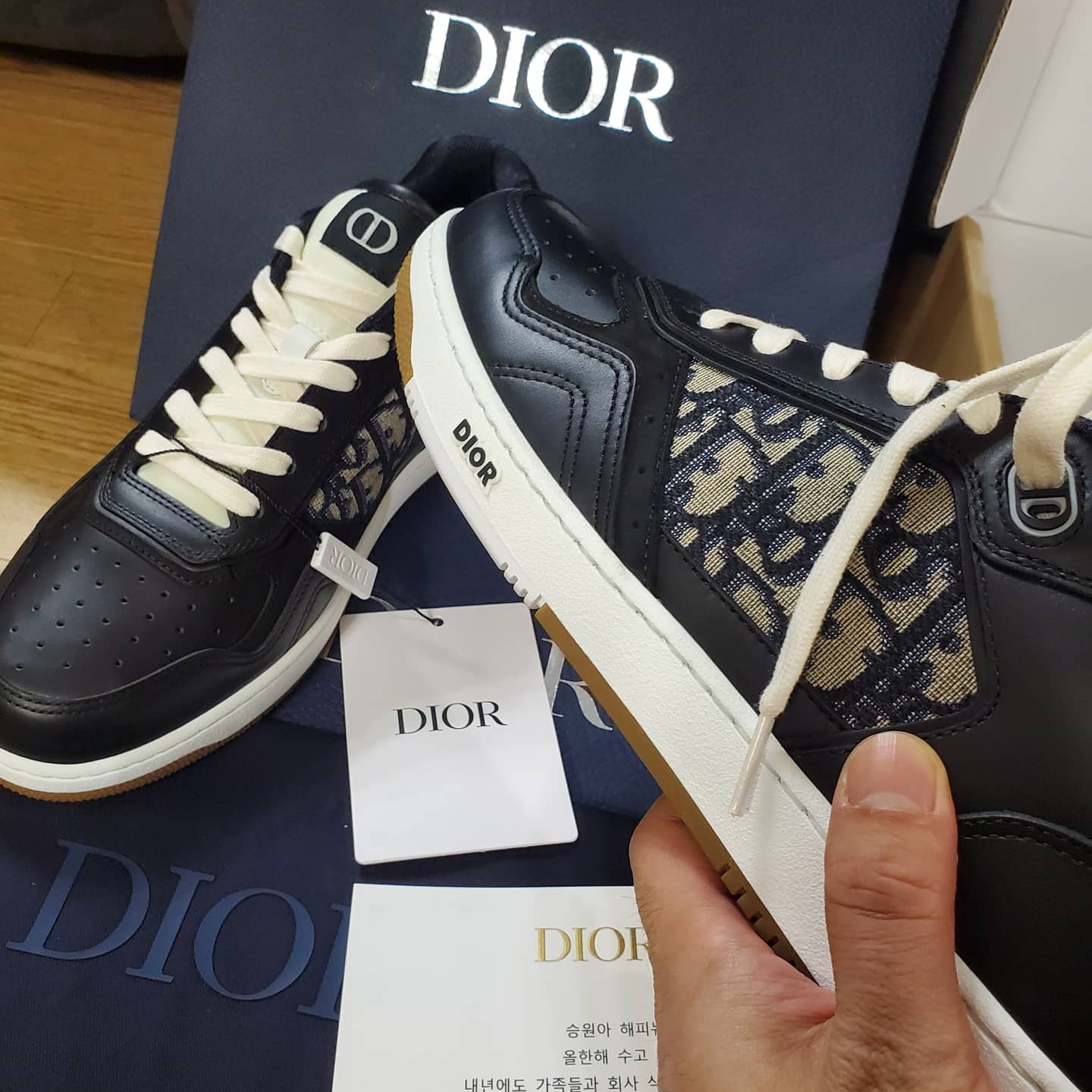 Dior B27 Mid-Top Sneakers Gray 착용 스타일 - 2