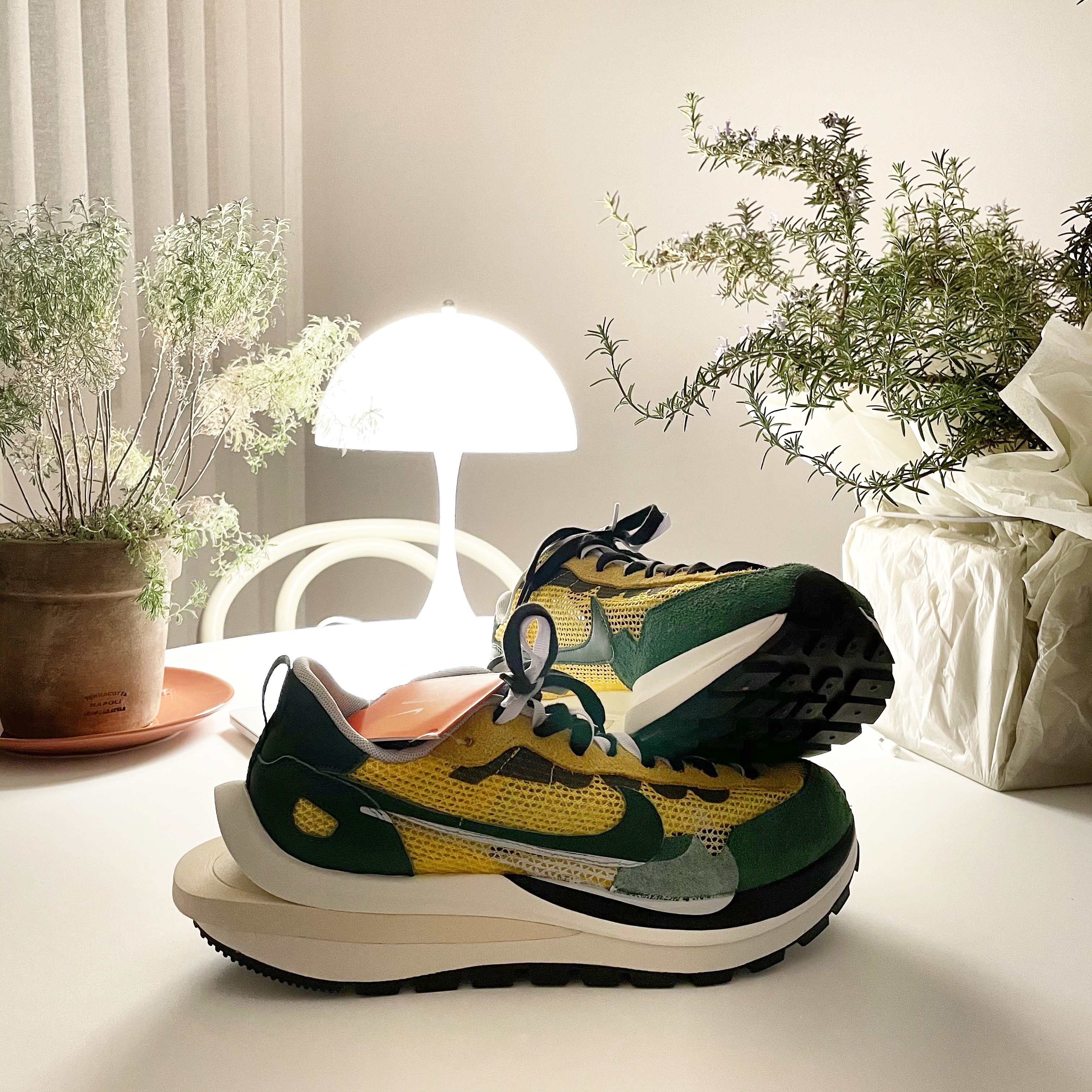 Nike x Sacai VaporWaffle Tour Yellow & Gorge Green Sail 착용 스타일