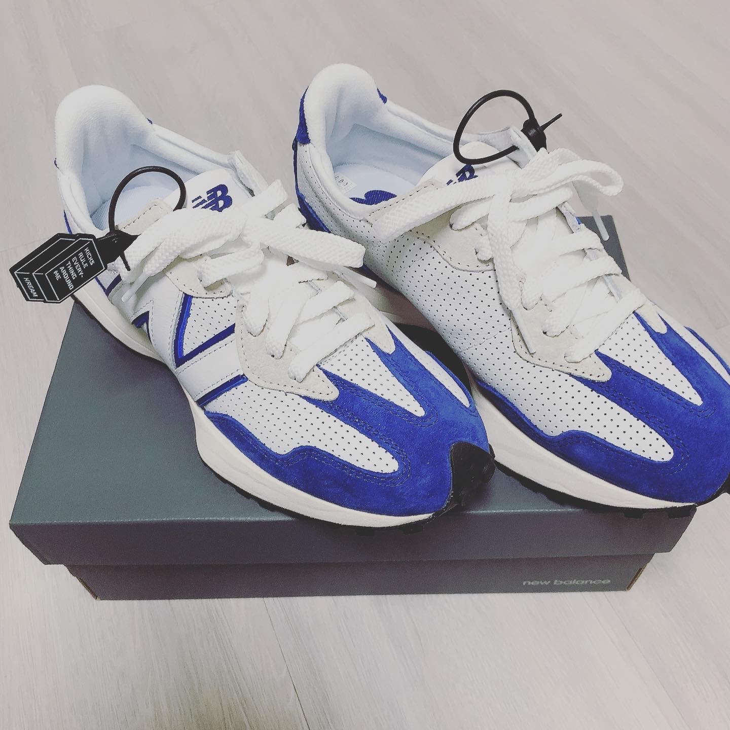 New Balance 327 Primary Pack Blue 착용 스타일 - 2