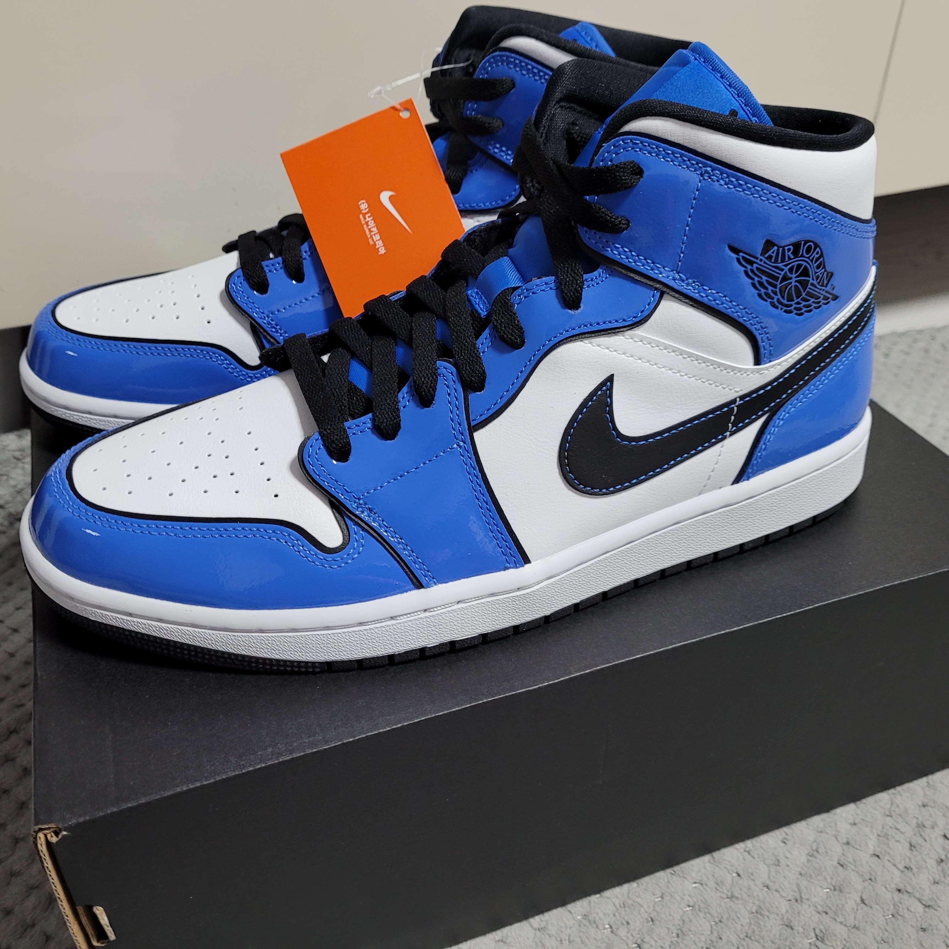 Jordan 1 Mid SE Signal Blue 착용 스타일