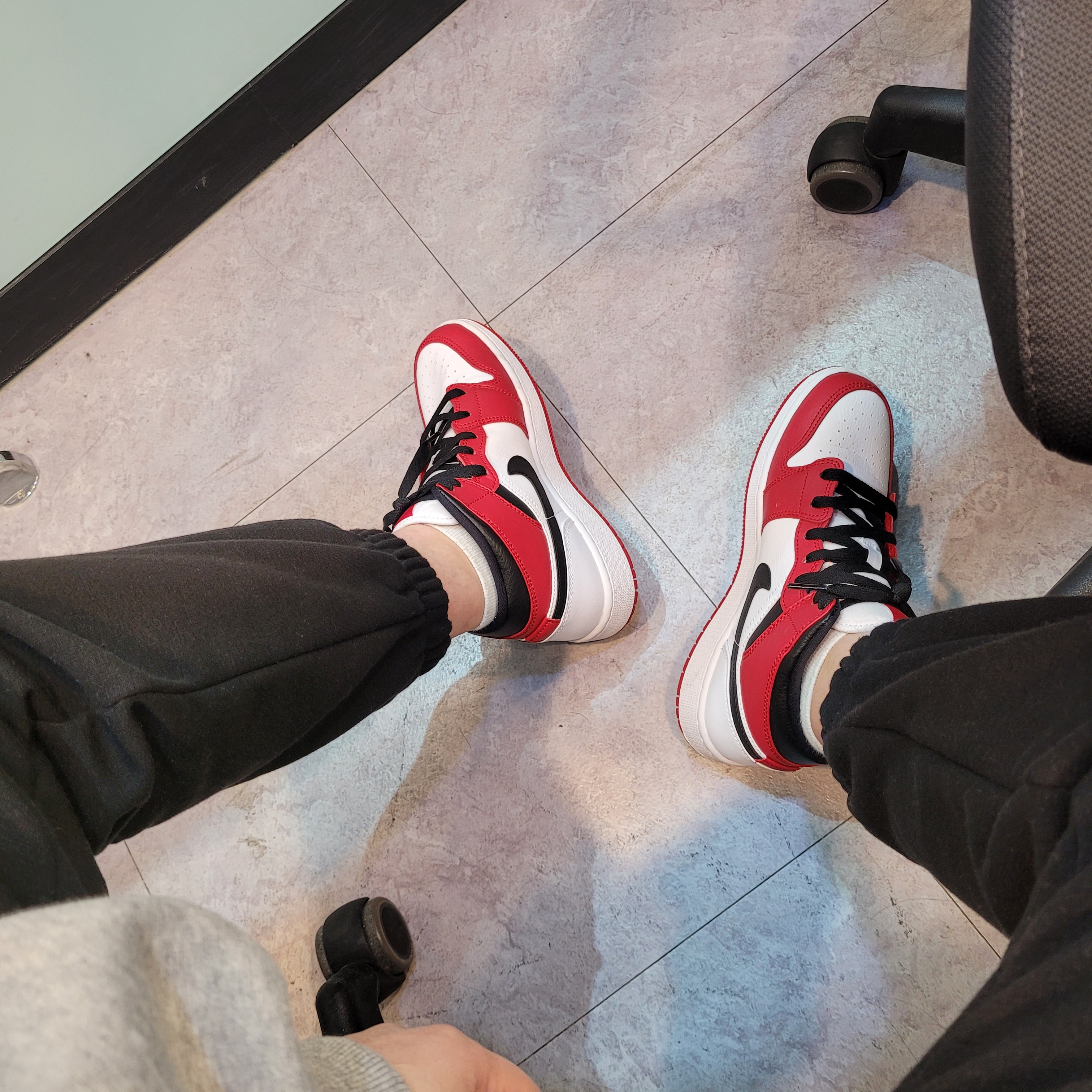 (GS) Jordan 1 Mid White Gym Red Black, Jordan 1 Mid Bred Banned 2020 착용 스타일 - 2