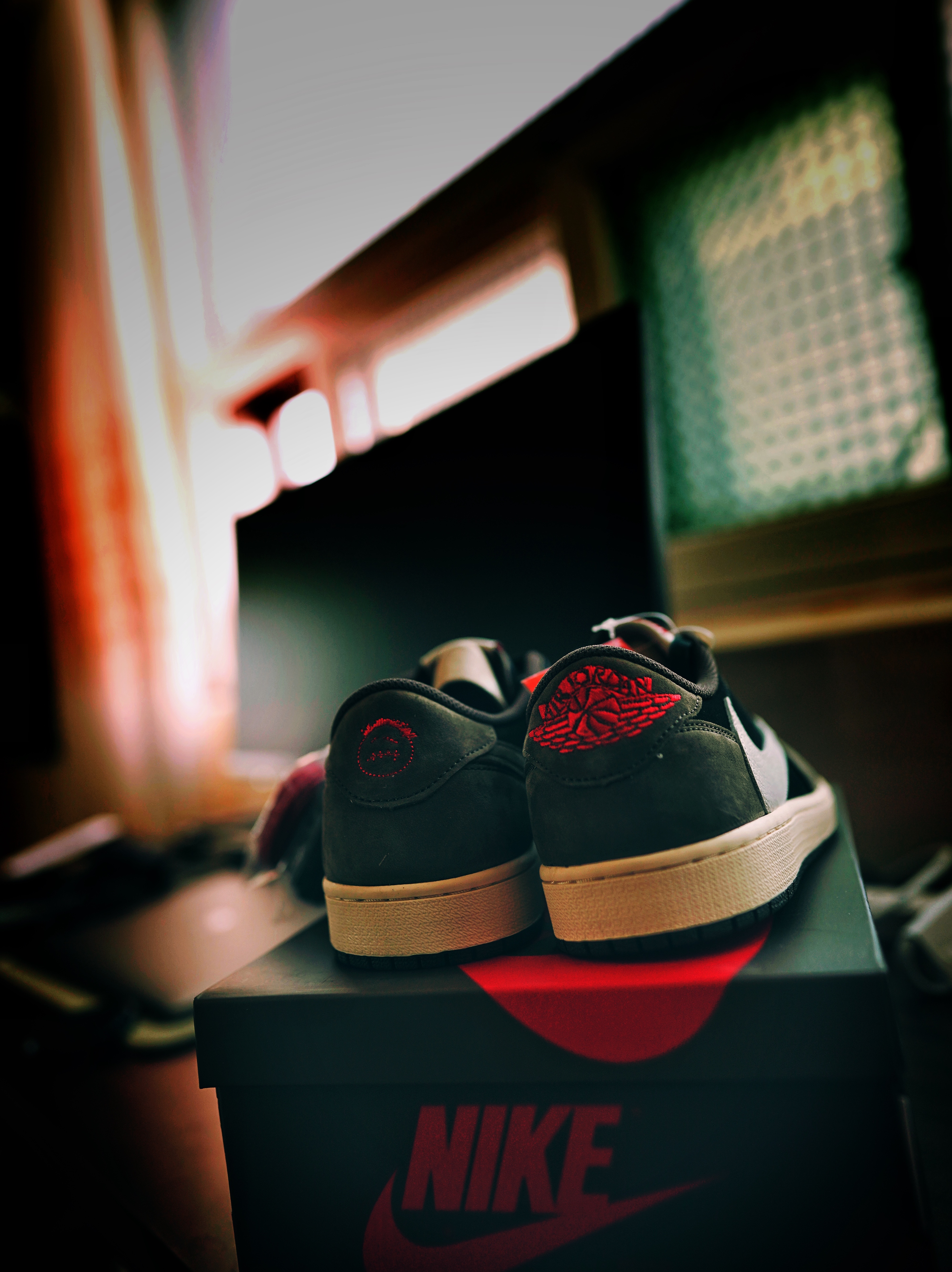 Jordan 1 x Travis Scott Retro Low OG SP Mocha 착용 스타일 - 2