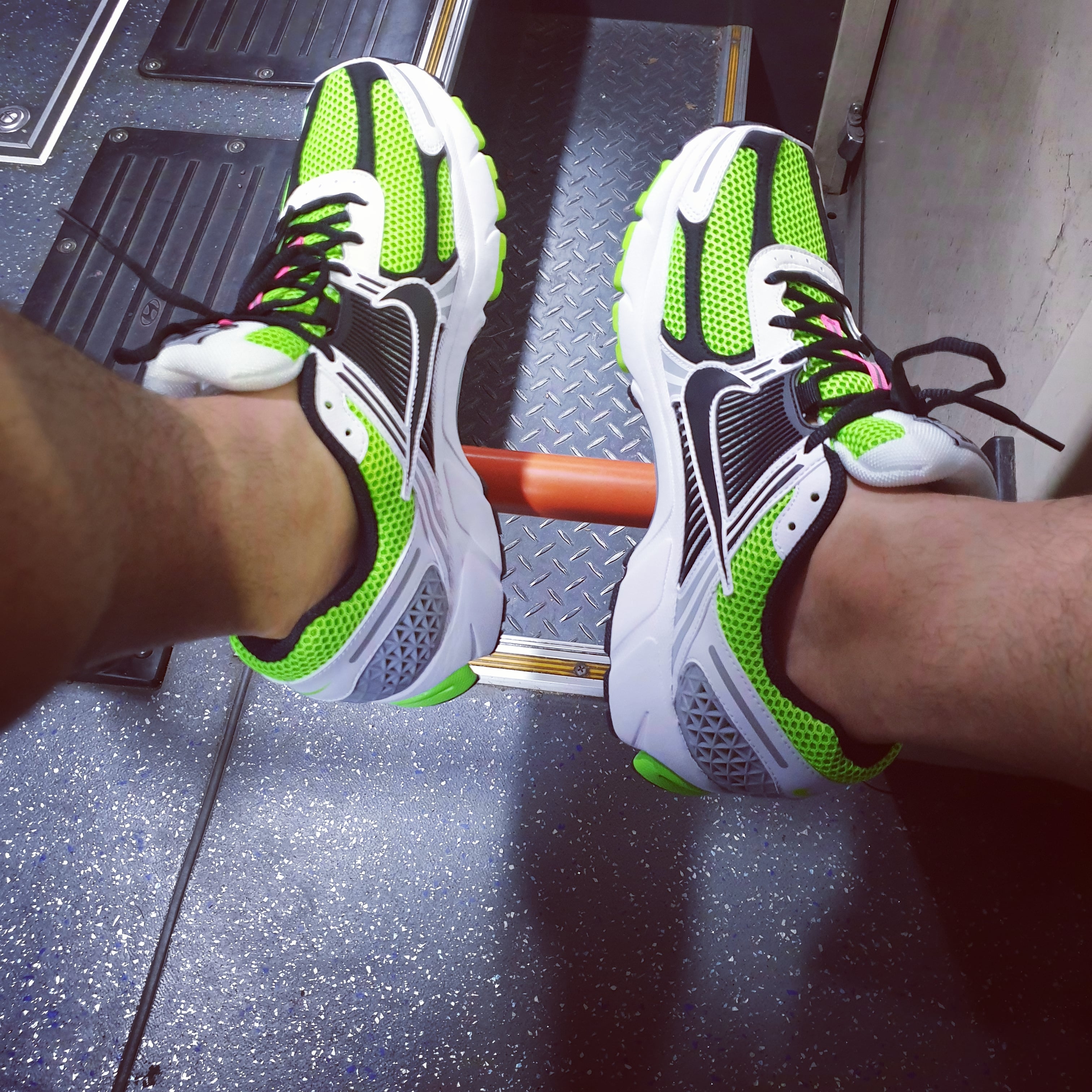 Nike Zoom Vomero 5 Electric Green Black 착용 스타일