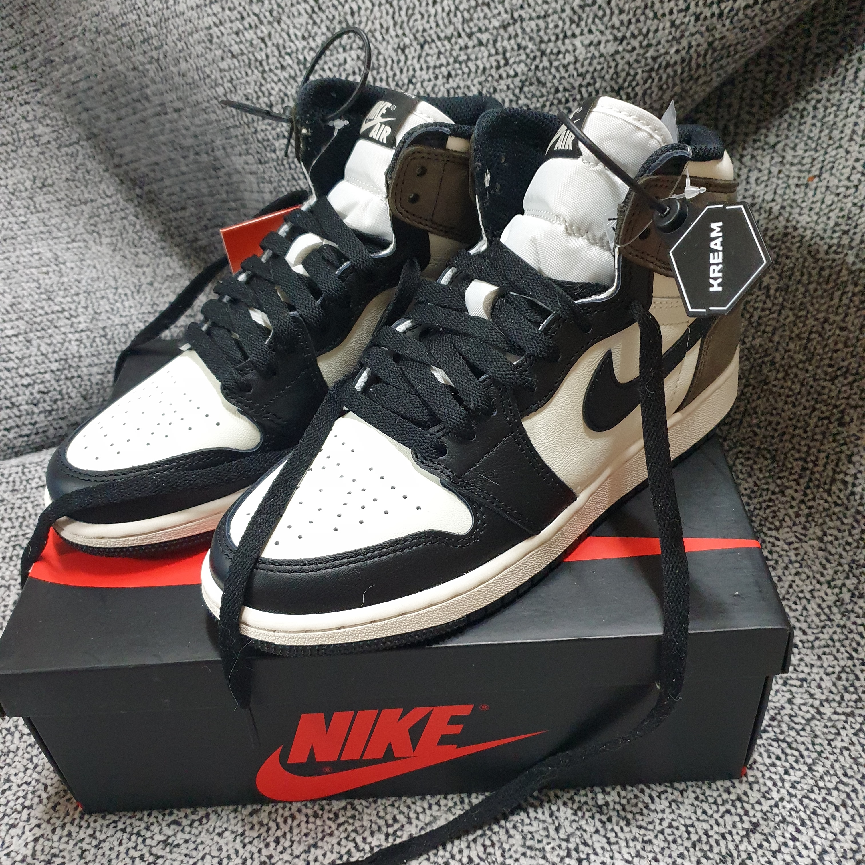 (GS) Jordan 1 Retro High OG Black Mocha 착용 스타일