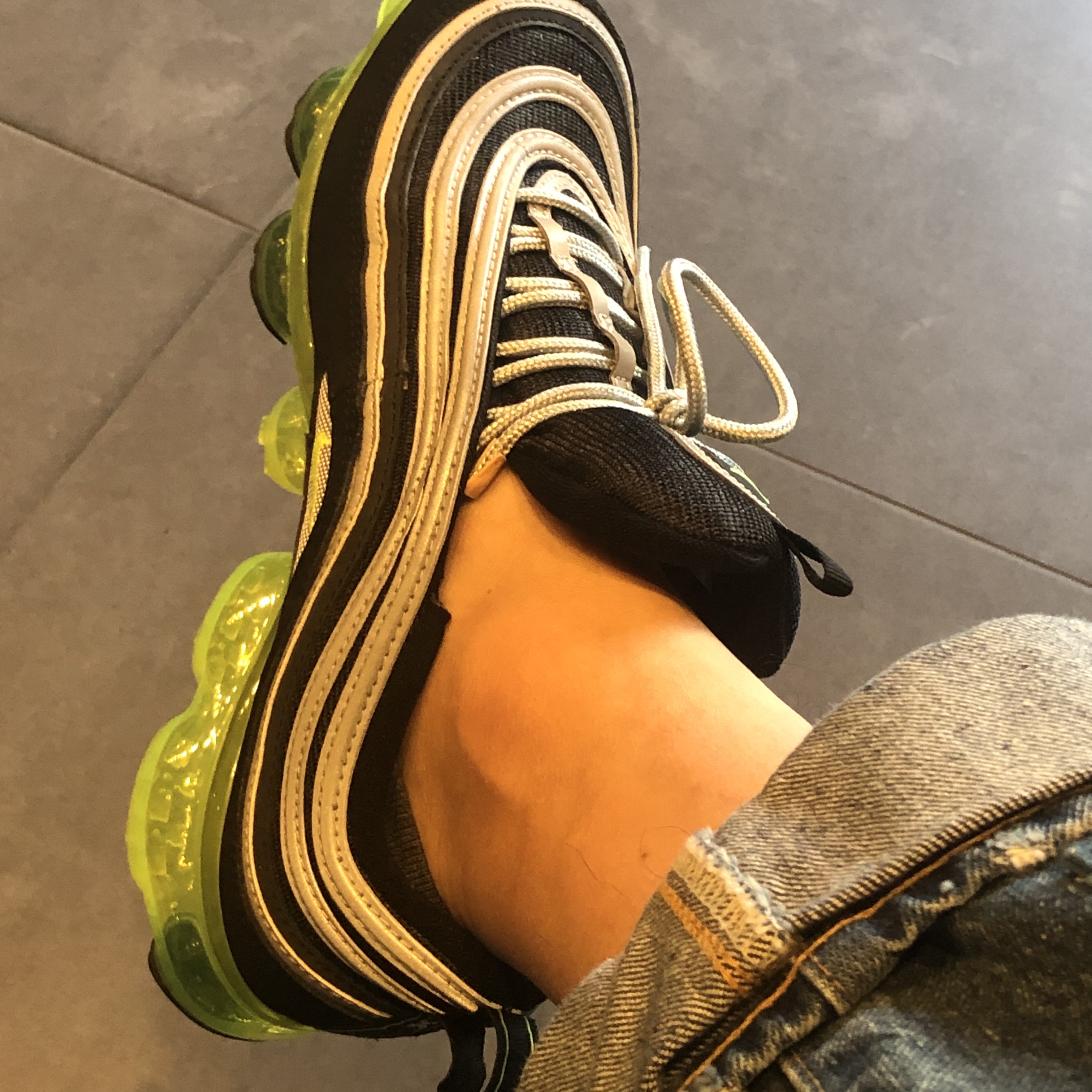 Nike Air VaporMax 97 Black Volt 착용 스타일 - 2