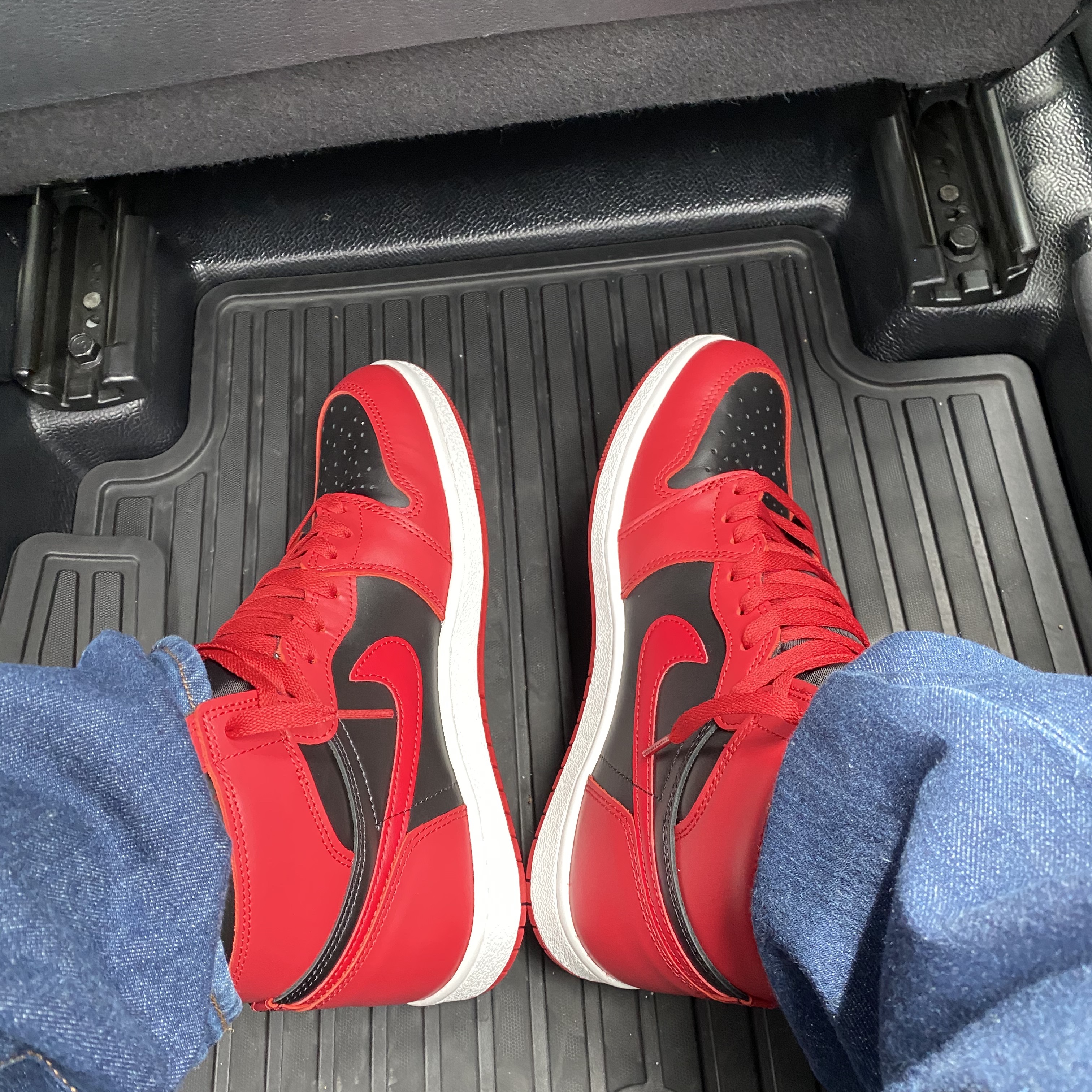 Jordan 1 High 85 Varsity Red 착용 스타일