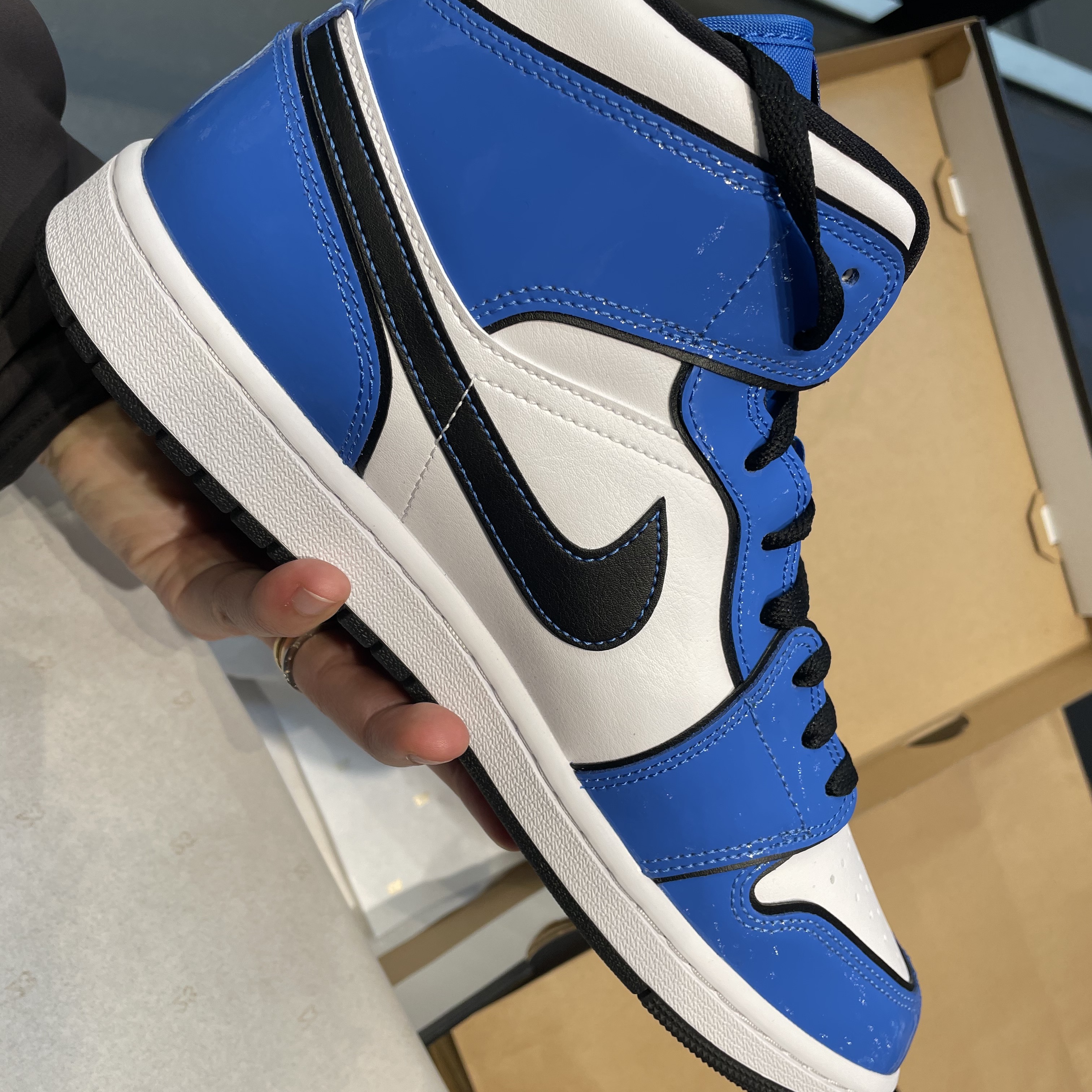 Jordan 1 Mid SE Signal Blue 착용 스타일 - 1