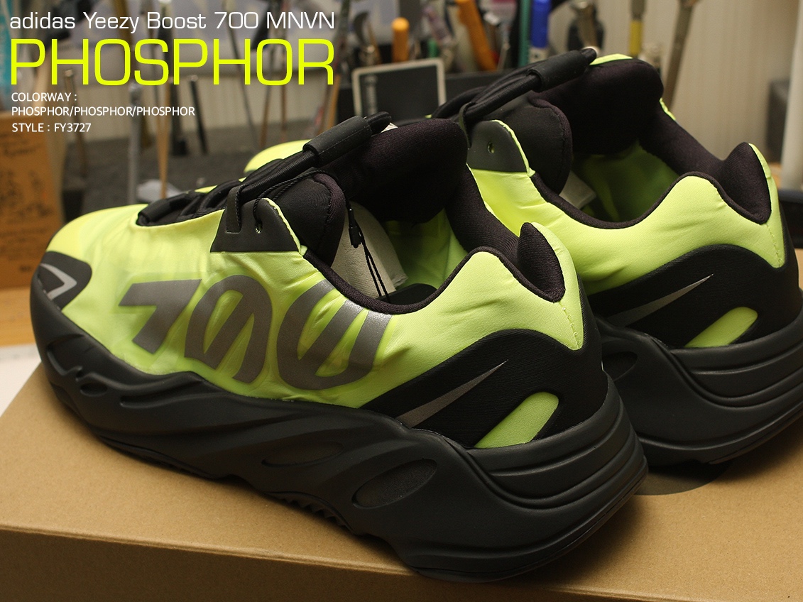 Adidas Yeezy Boost 700 MNVN Phosphor 착용 스타일 - 2