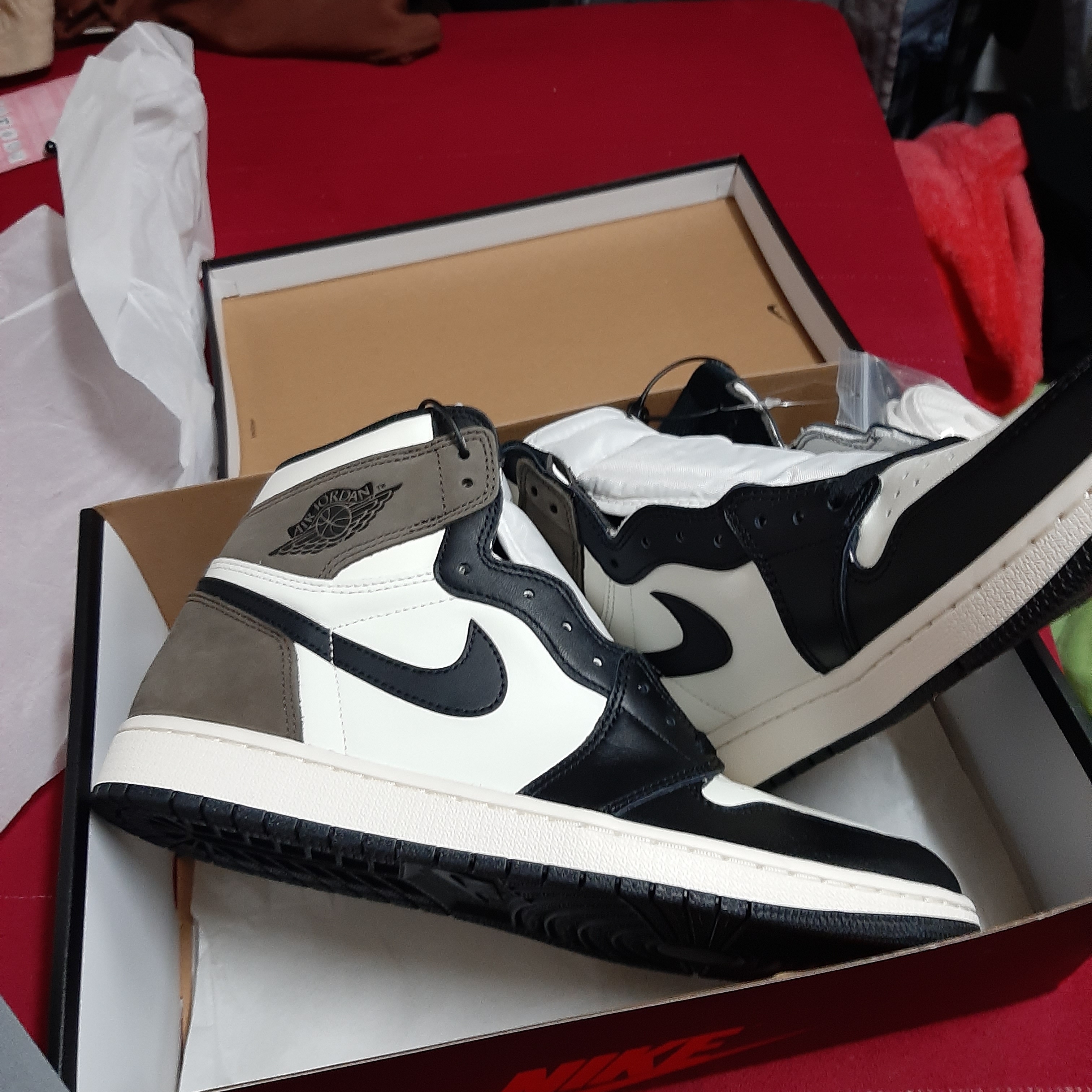 Jordan 1 Mid Bred Banned 2020, Jordan 1 Retro High OG Black Mocha 착용 스타일 - 3