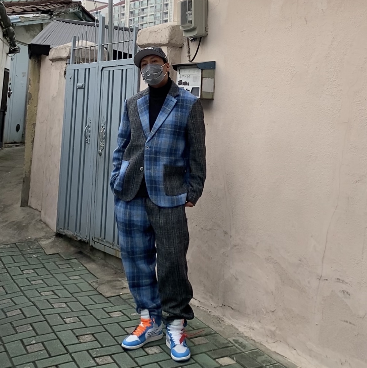 Jordan 1 x Off-White Retro High University Blue 착용 스타일 - 1