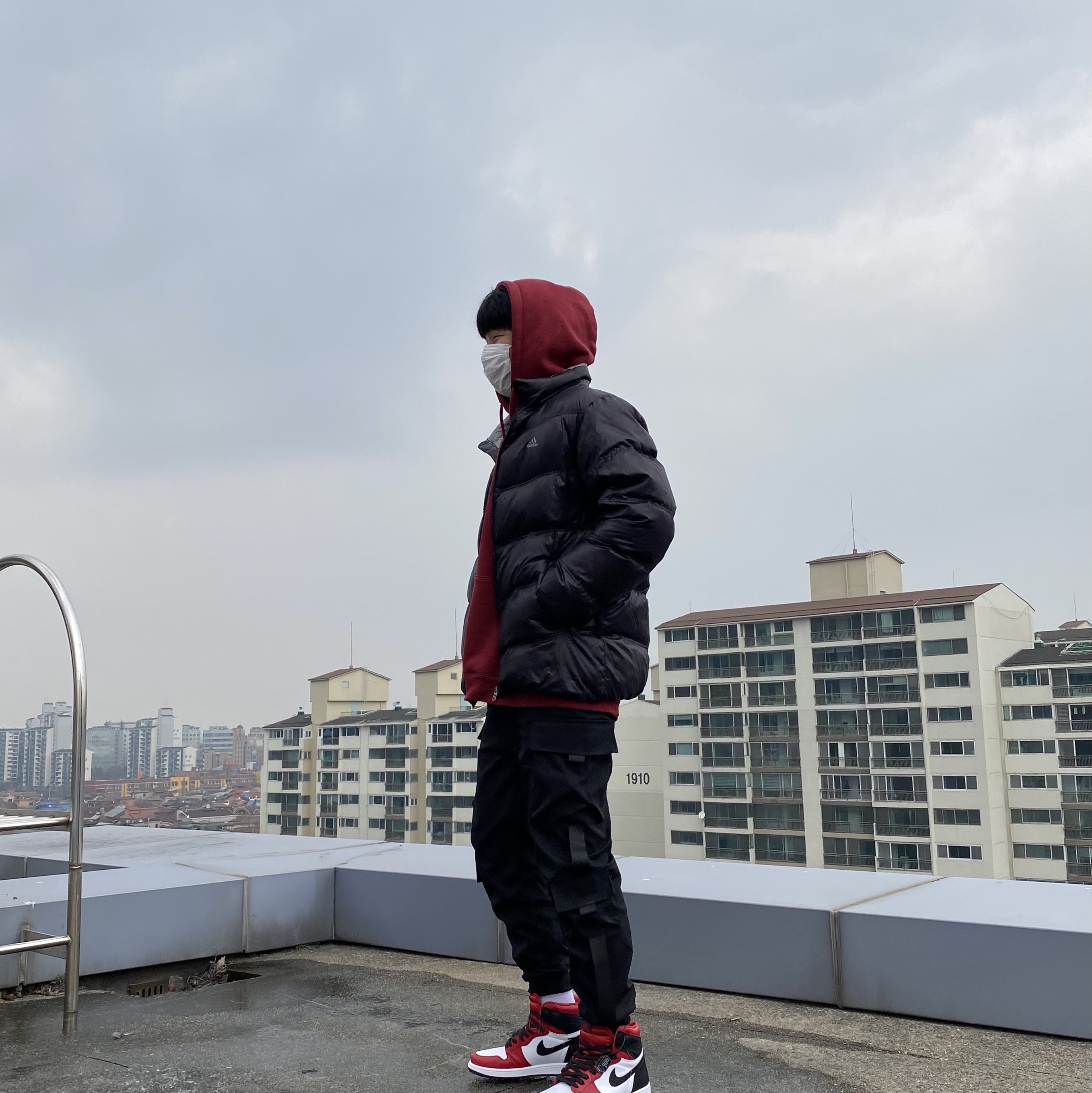 (W) Jordan 1 Retro High Satin Red 착용 스타일 - 2