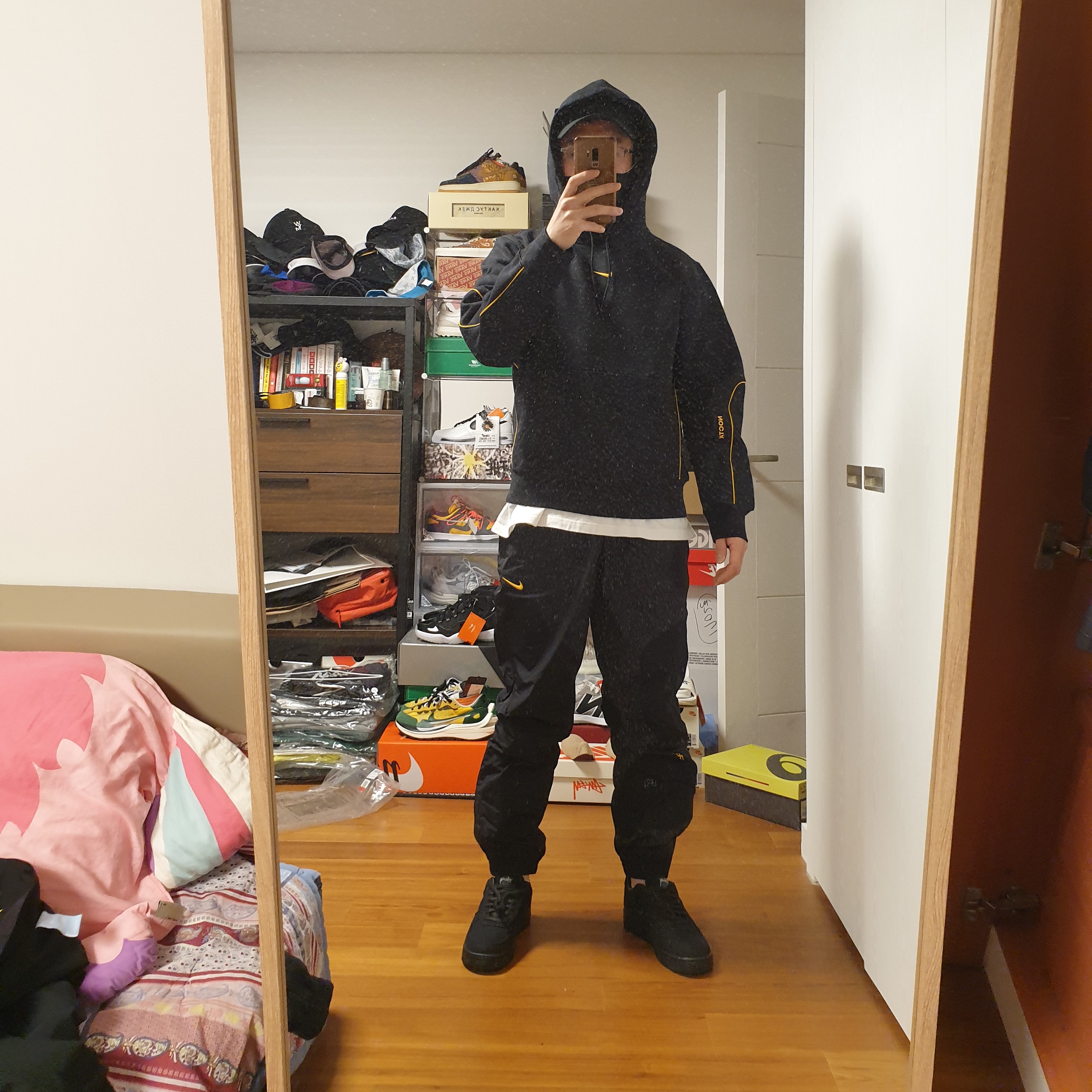 Nike x Drake Nocta Essential Cap Black, Nike x Stussy Air Force 1 Low Triple Black 착용 스타일 - 4