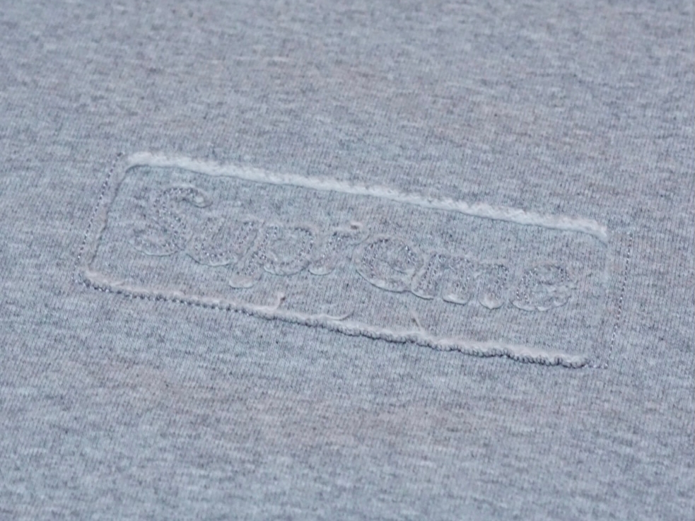 Supreme Cutout Logo Crewneck Heather Grey - 20SS 착용 스타일 - 2