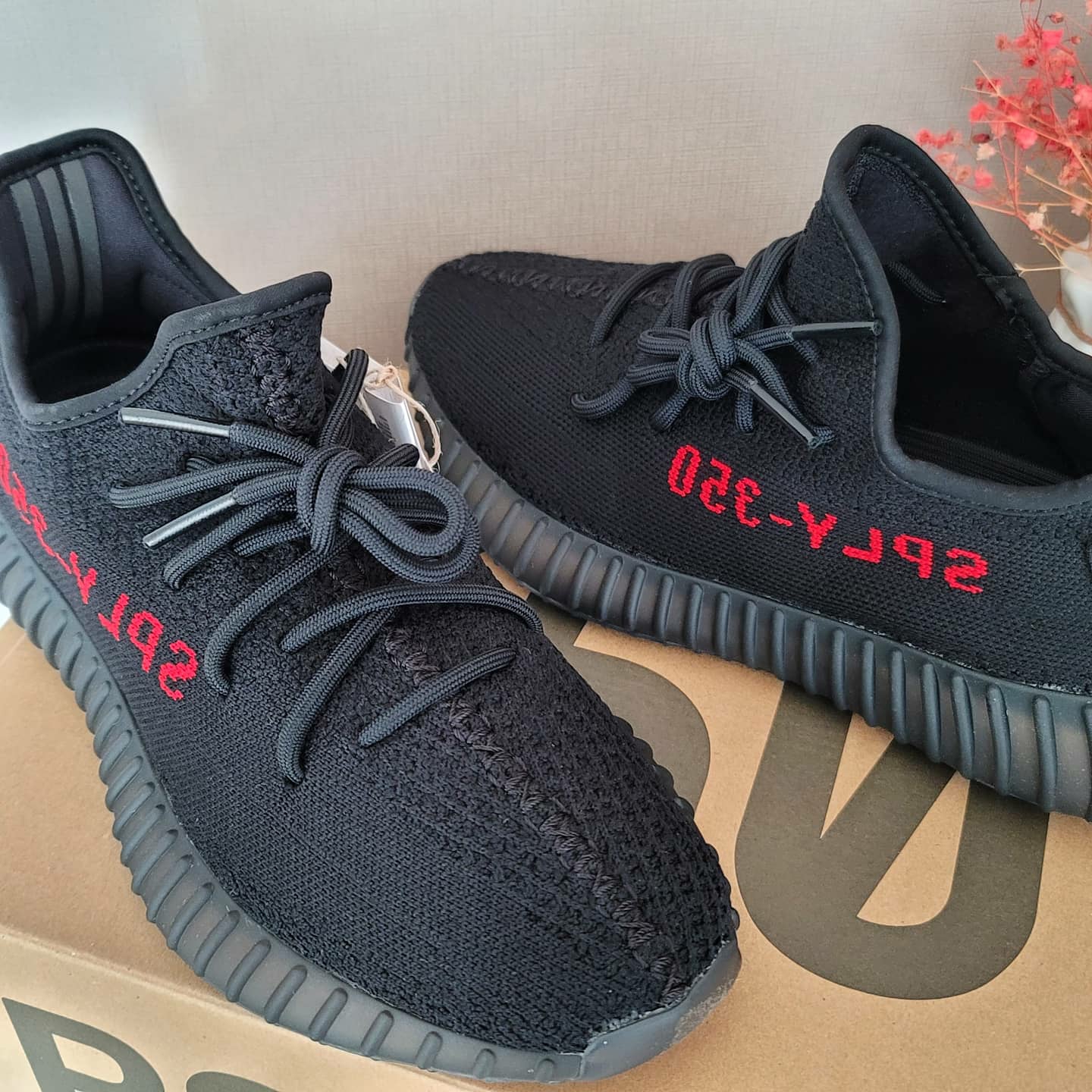 Adidas Yeezy Boost 350 V2 Black Red 2020 착용 스타일 - 1