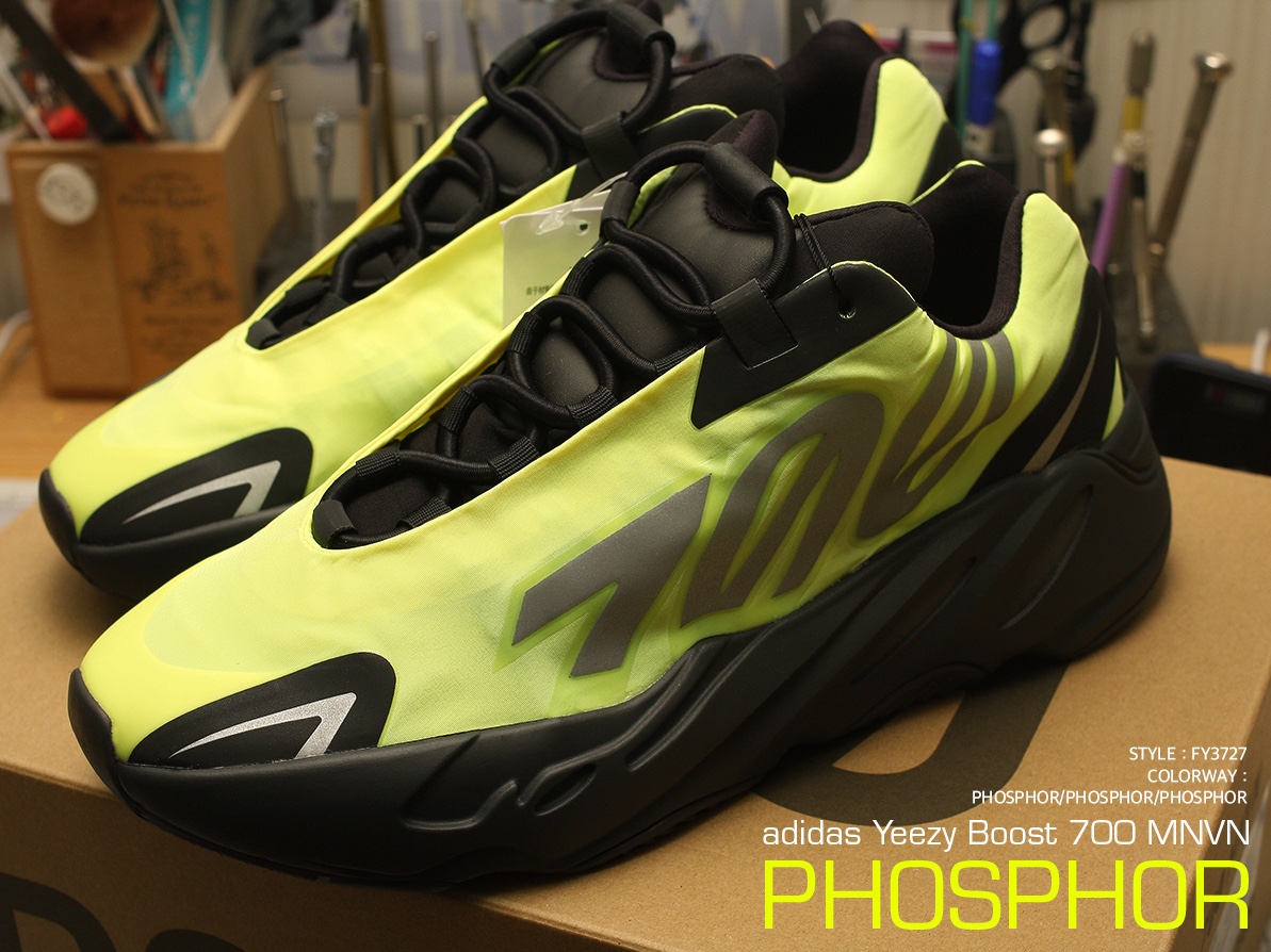 Adidas Yeezy Boost 700 MNVN Phosphor 착용 스타일 - 3
