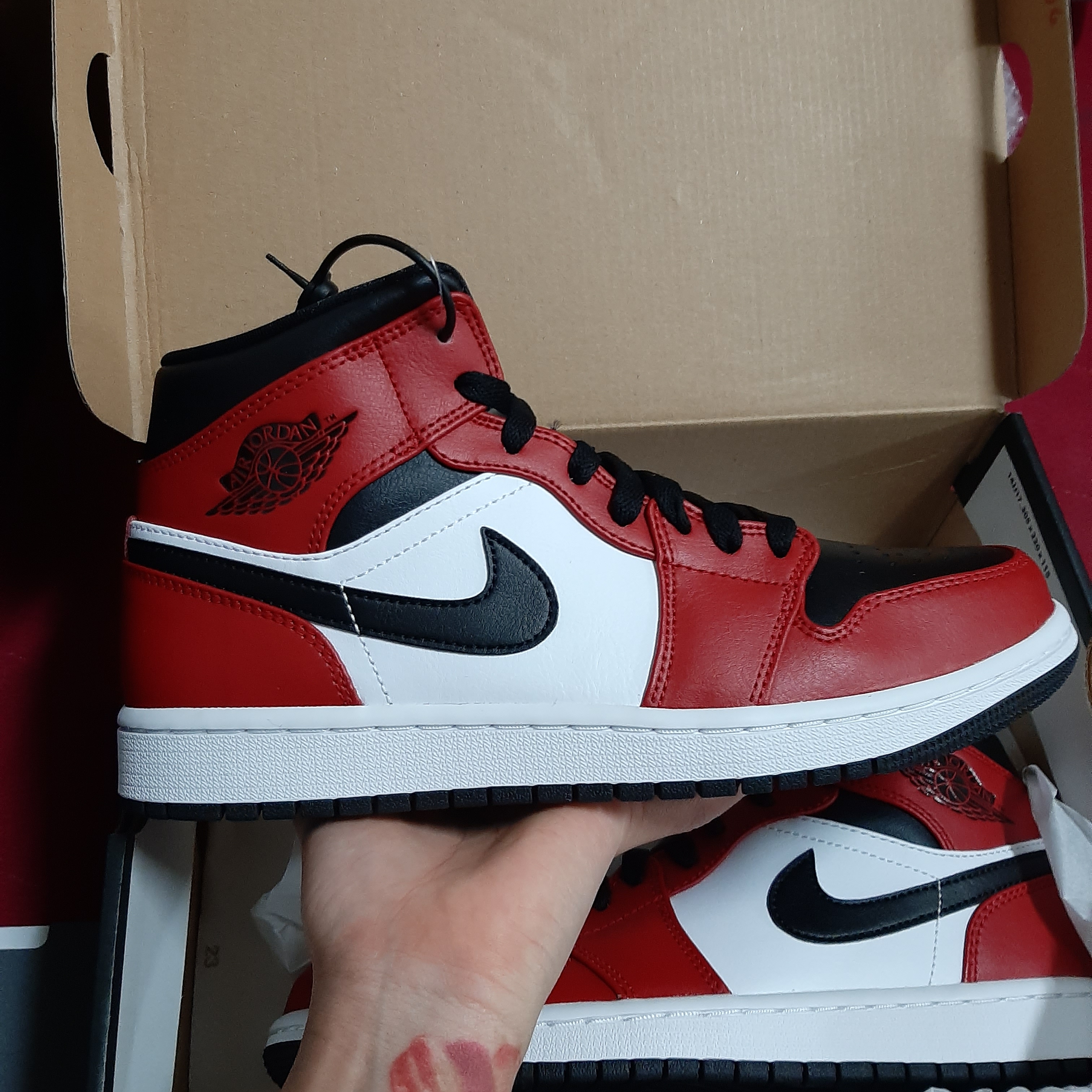Jordan 1 Mid Bred Banned 2020, Jordan 1 Retro High OG Black Mocha 착용 스타일 - 1